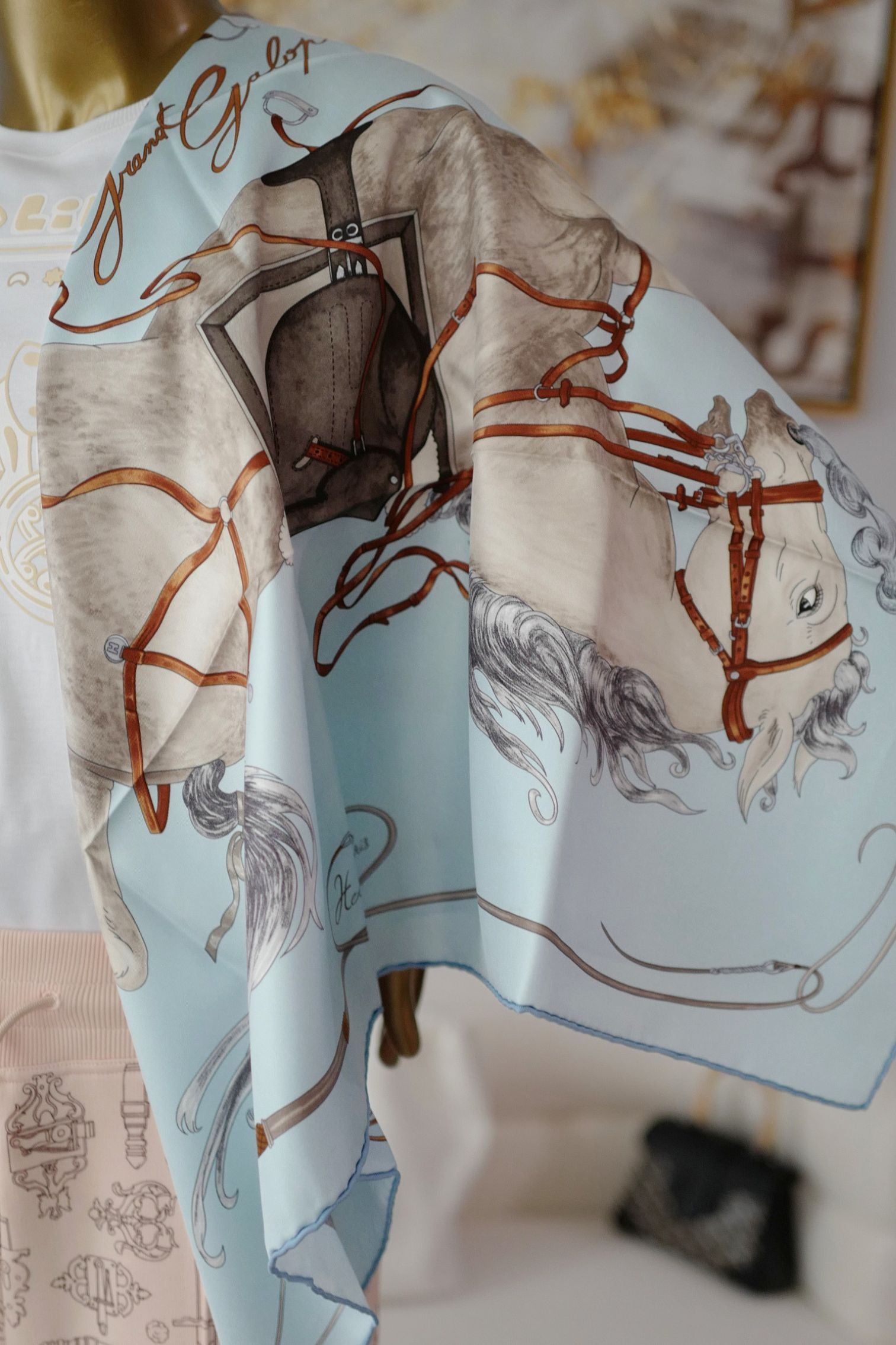 Hermès Grand Galop Scarf 90 Bleu Ciel / Gris / Cuir 100% Silk