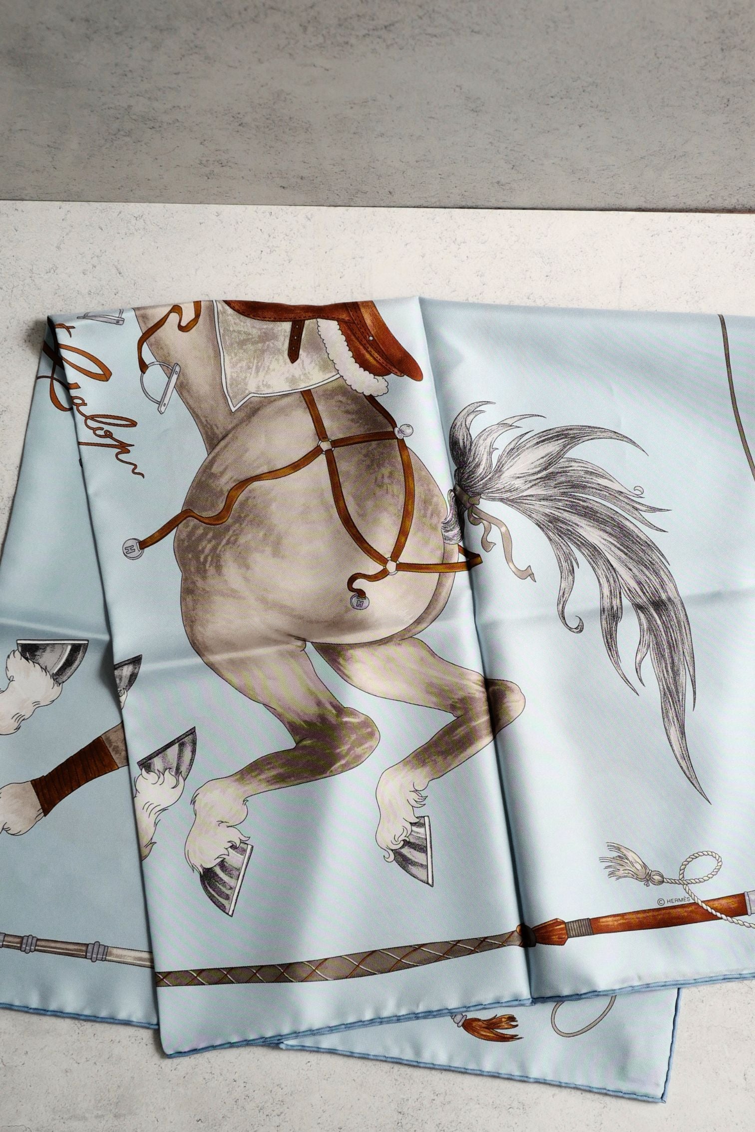 Hermès Grand Galop Scarf 90 Bleu Ciel / Gris / Cuir 100% Silk