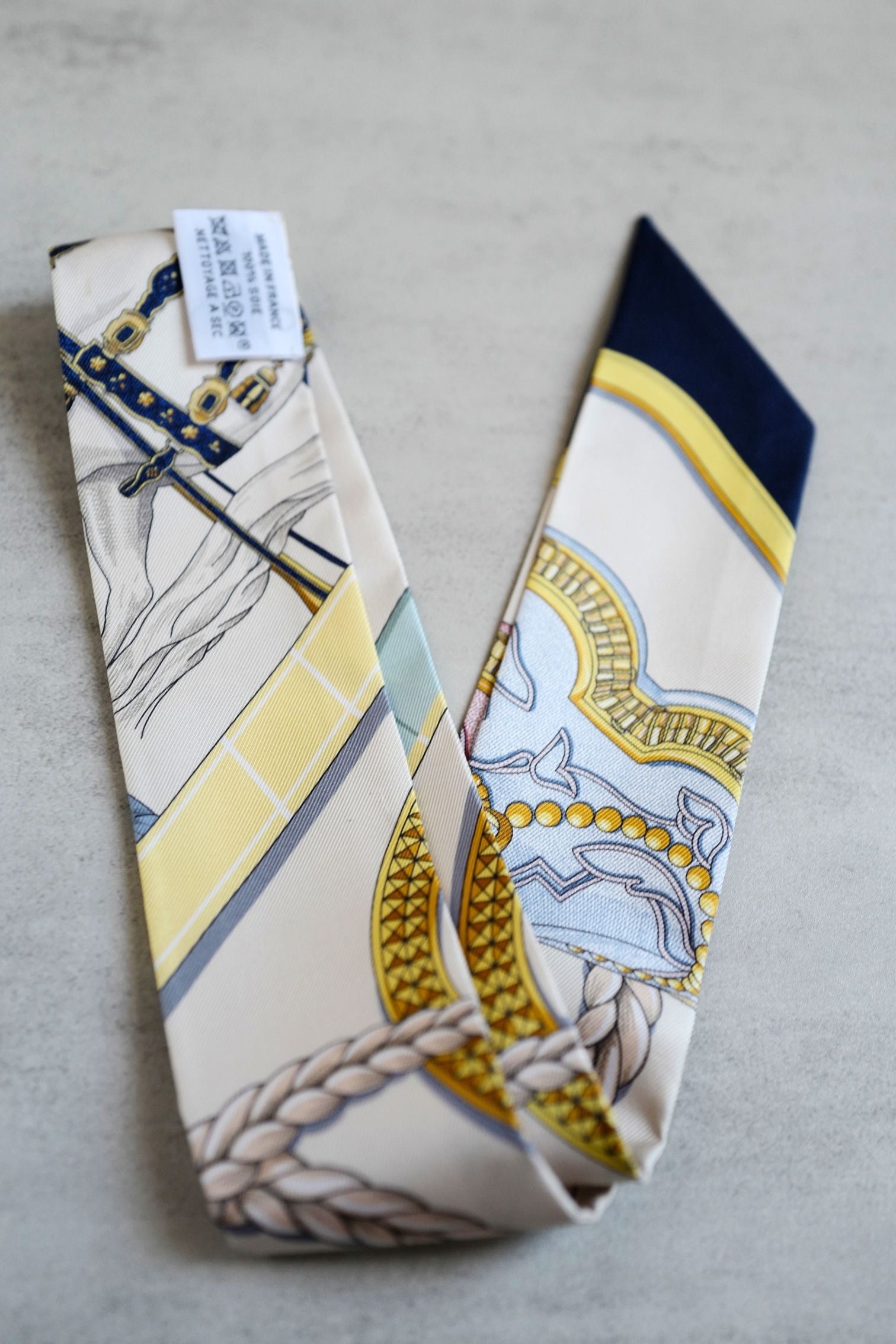 Hermès Twilly Grand Apparat Scarf Ivoire Marine Rose 100% Silk Twill