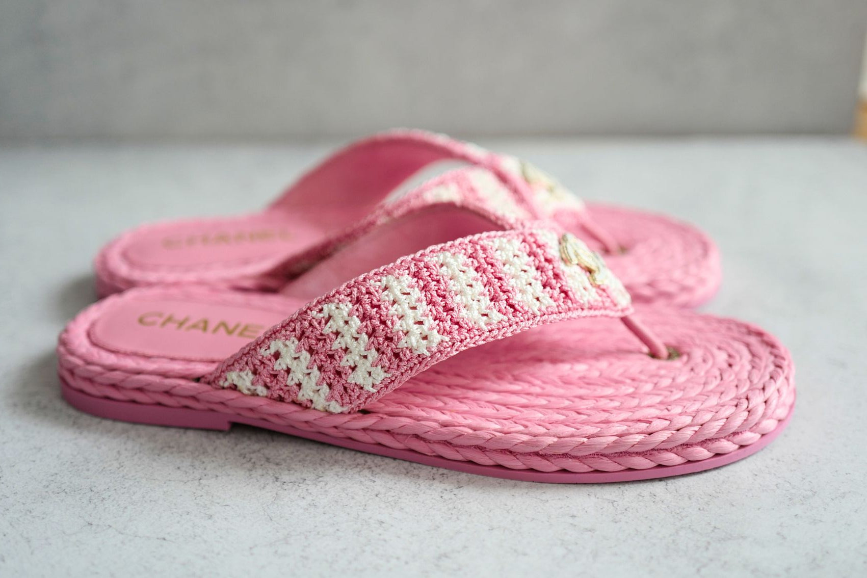 BNIB Chanel 24M Coco Neige beach Collection Pink Crochet Thong Sandal 38 NEW