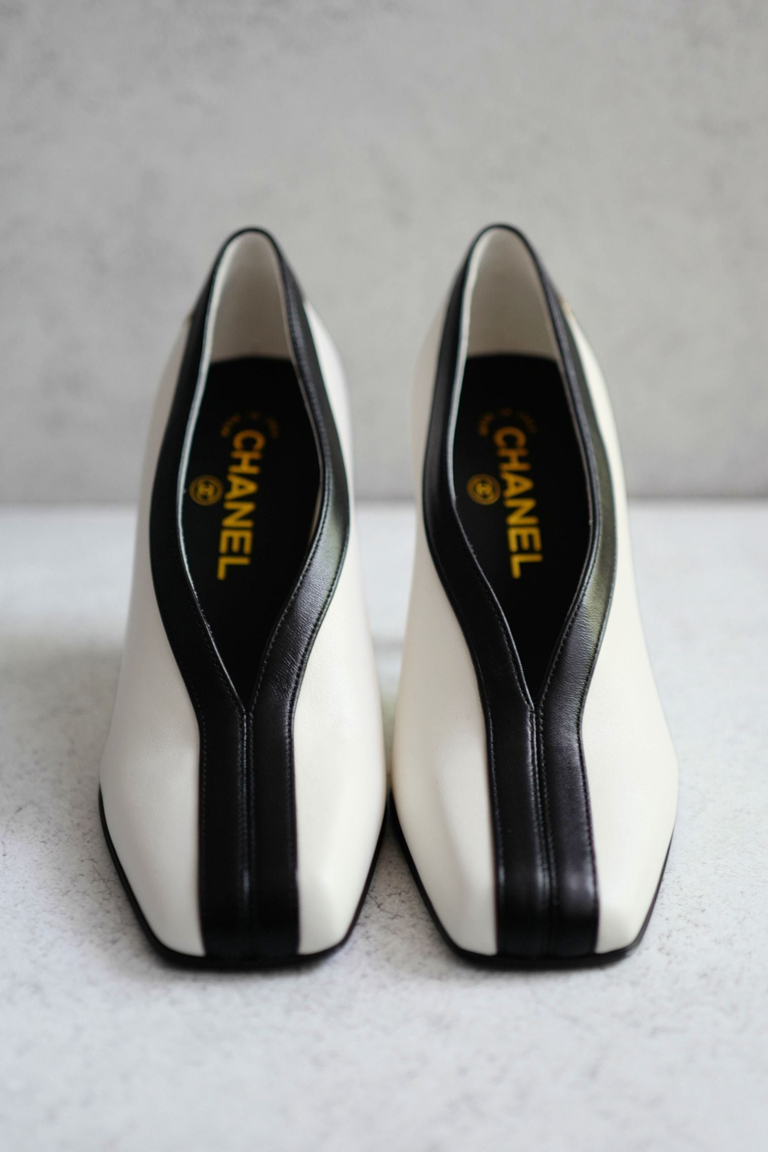 Chanel 26S Pumps Matthieu Blazy's White Lambskin Size 36.5c