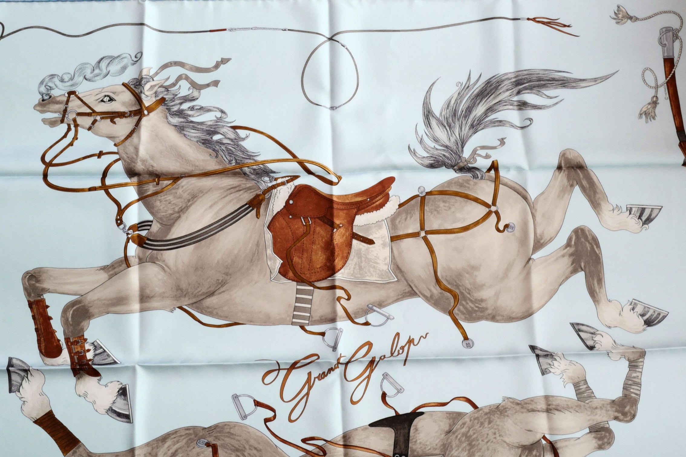 Hermès Grand Galop Scarf 90 Bleu Ciel / Gris / Cuir 100% Silk
