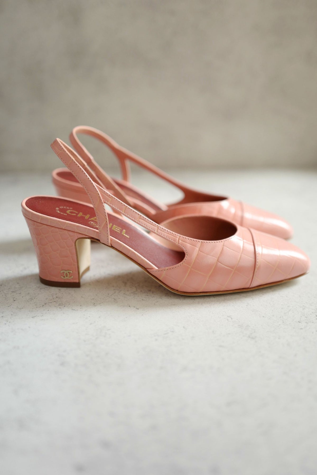 Chanel 26K Slingbacks Heels Rose Clair Croc Embossed Calfskin Size 38