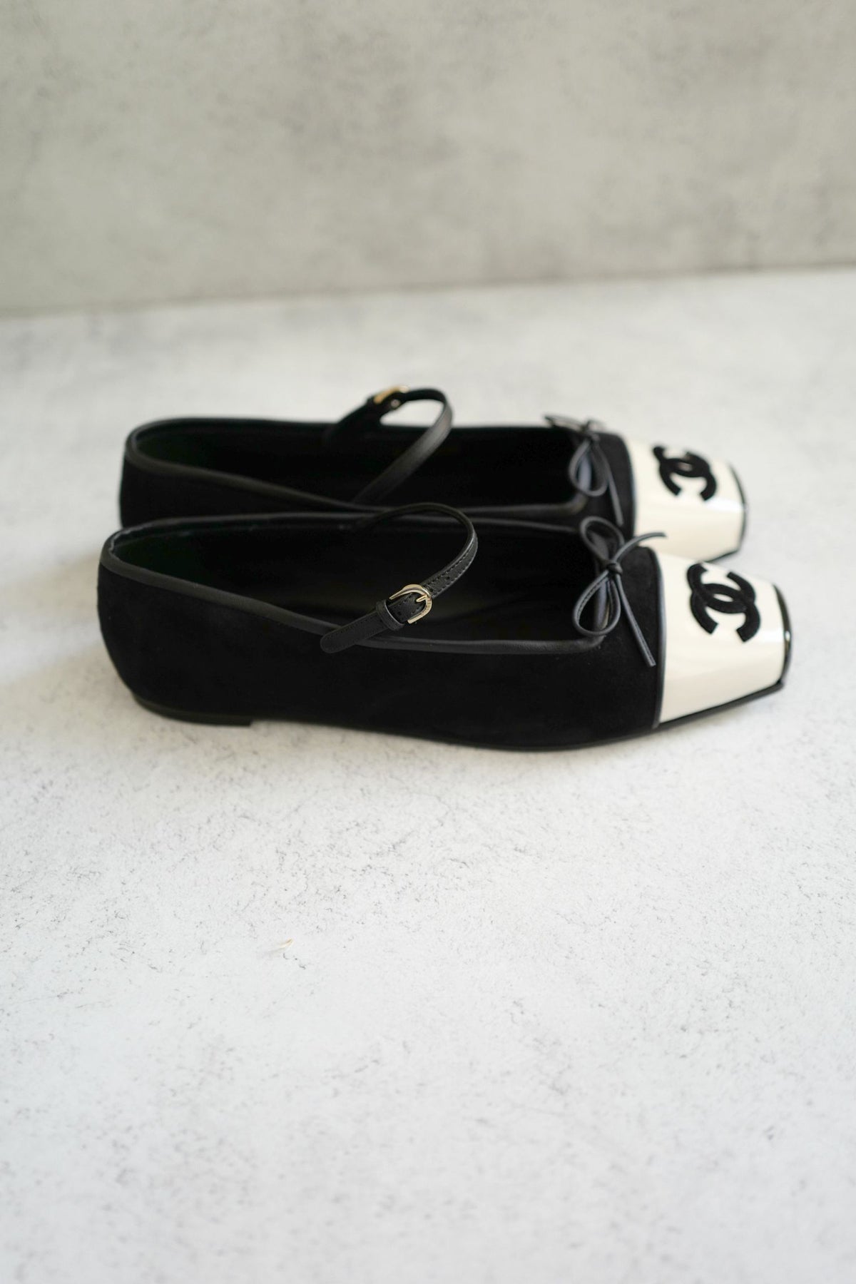NEW Chanel 26K Flat Shoes Mary Jane Black White Suede Goat &Calfskin Size 38.5