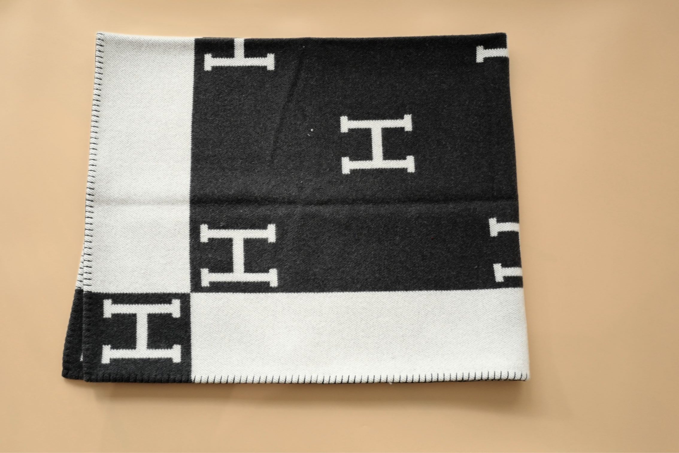 NEW Hermes Avalon Throw Blanket Ecru Gris Foncé Jacquard Merino Wool Cashmere