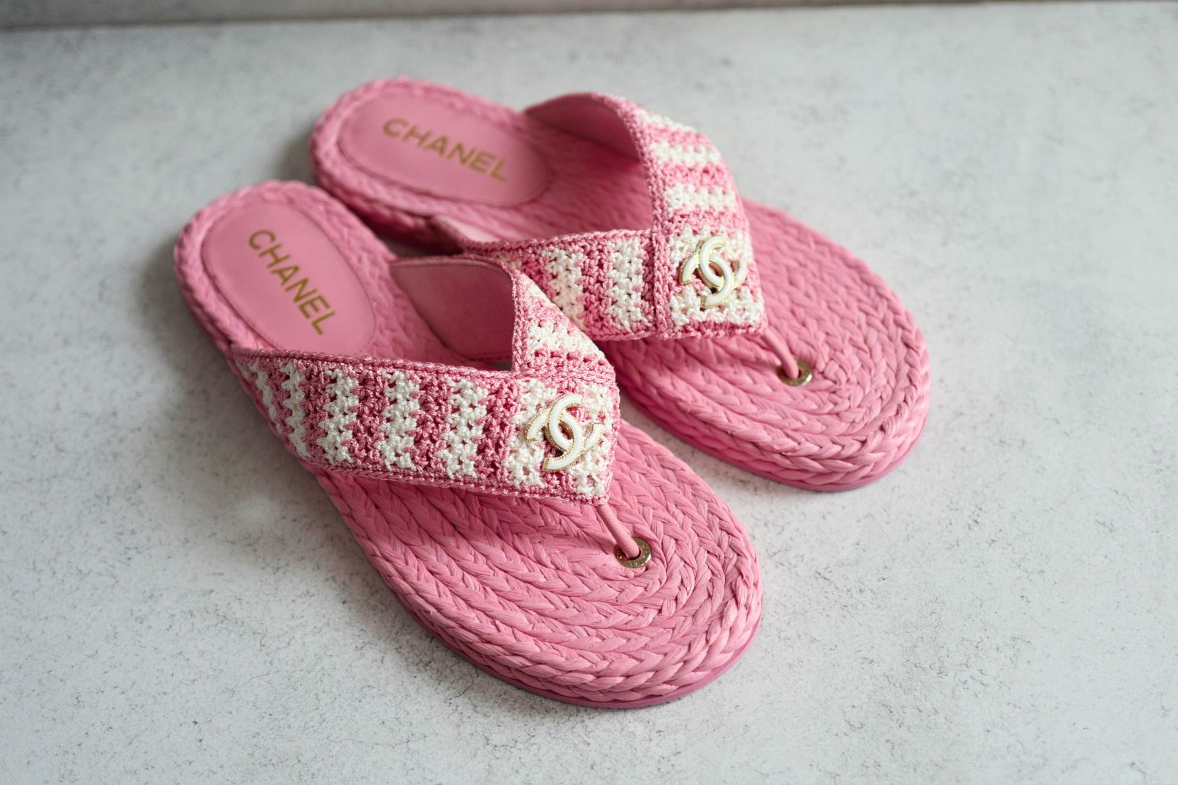 BNIB Chanel 24M Coco Neige beach Collection Pink Crochet Thong Sandal 38 NEW