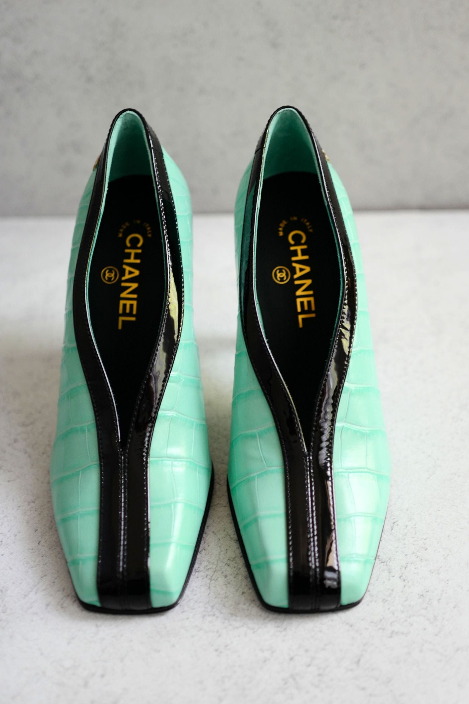 Chanel 26S Pumps Matthieu Blazy's Black/Green Crocodile Embossed Size 38