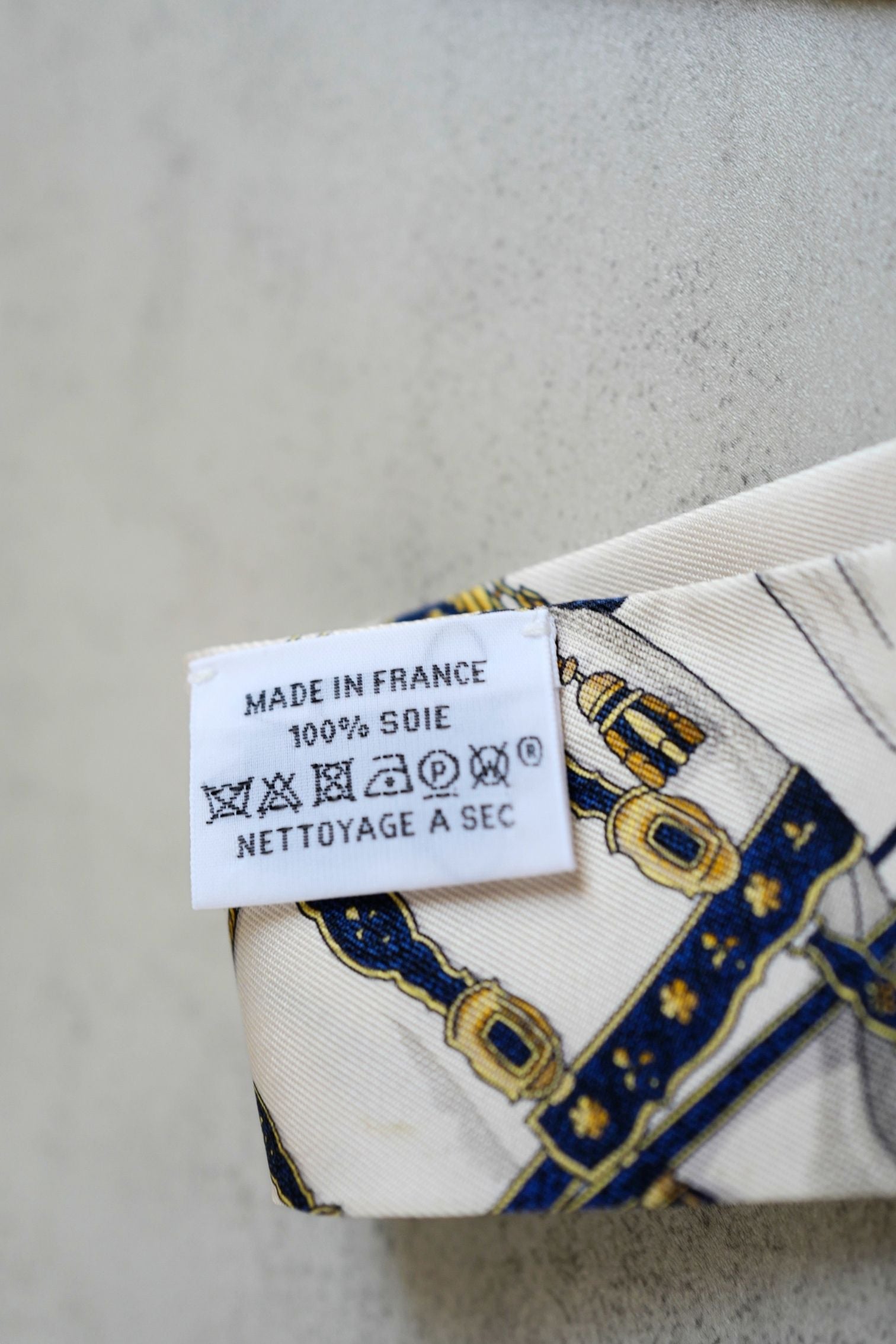 Hermès Twilly Grand Apparat Scarf Ivoire Marine Rose 100% Silk Twill