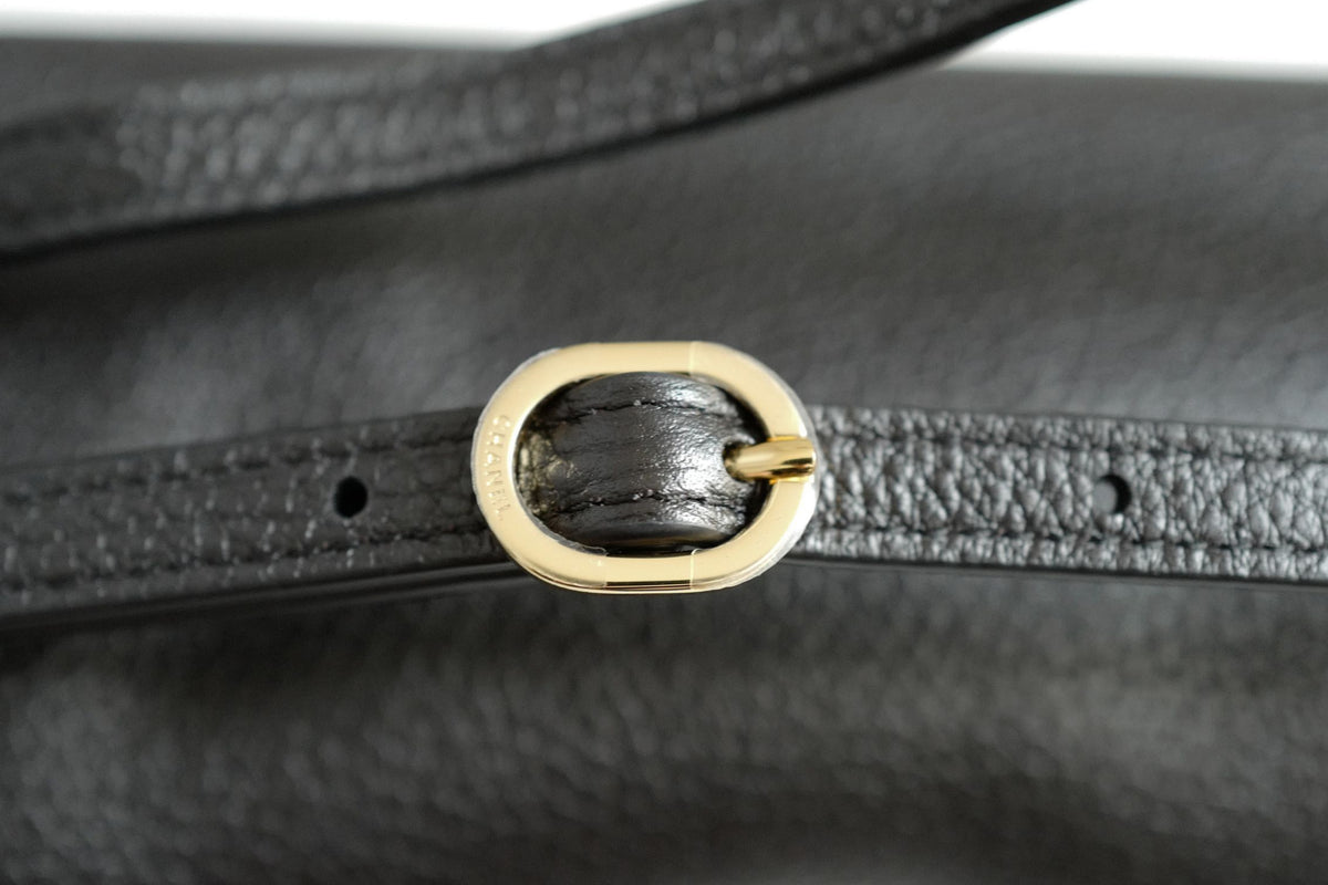 NEW Chanel 26S Maxi 32 Flapbag Black Grained Calfskin Gold Hardware