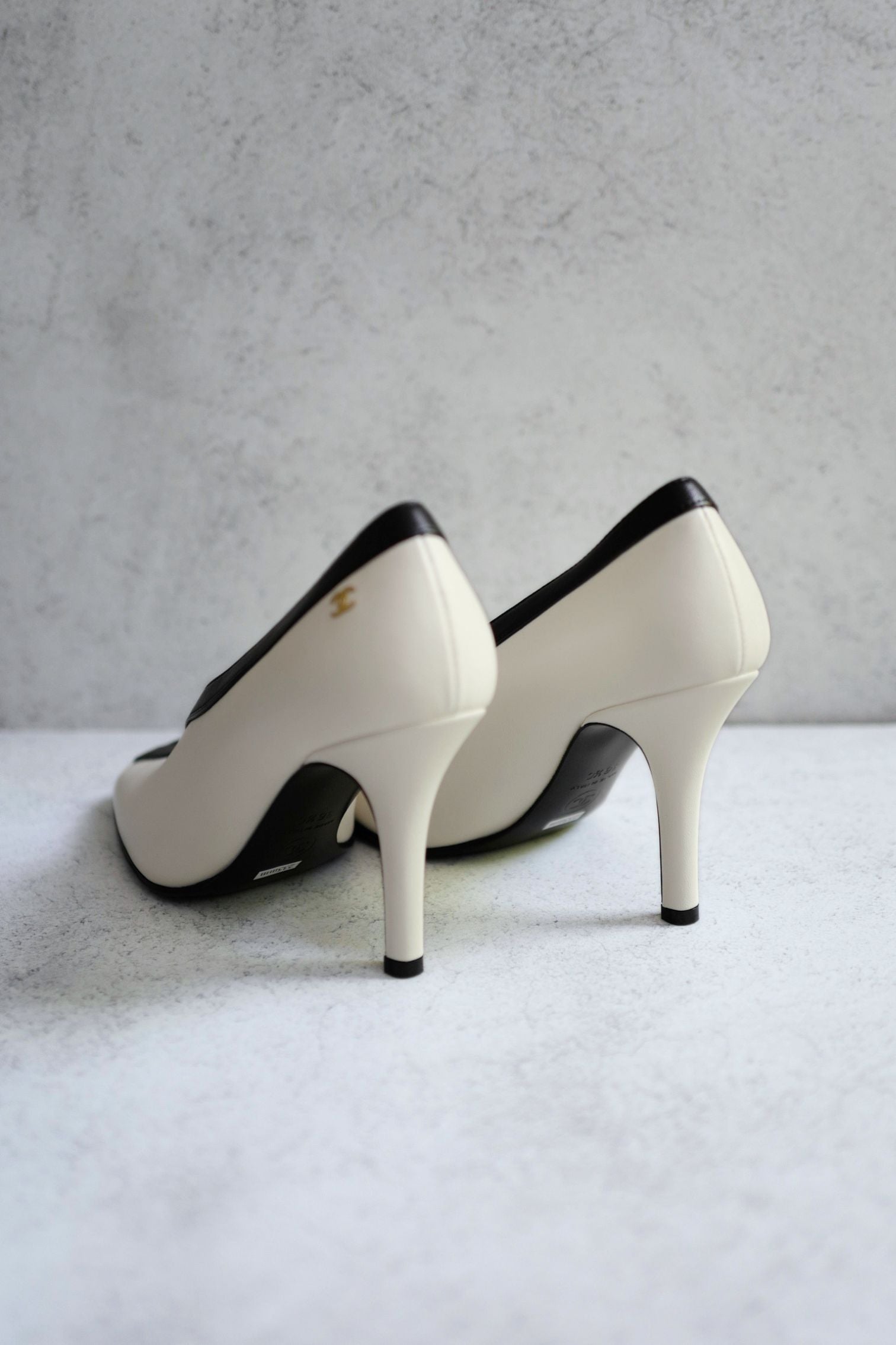 Chanel 26S Pumps Matthieu Blazy's White Lambskin Size 36.5c