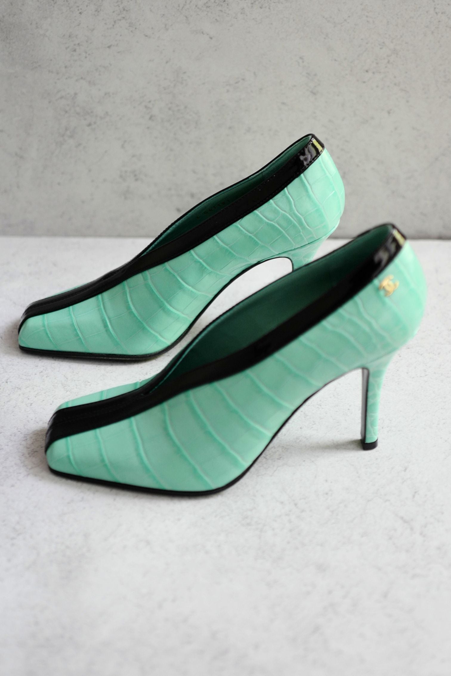 Chanel 26S Pumps Matthieu Blazy's Black/Green Crocodile Embossed Size 38