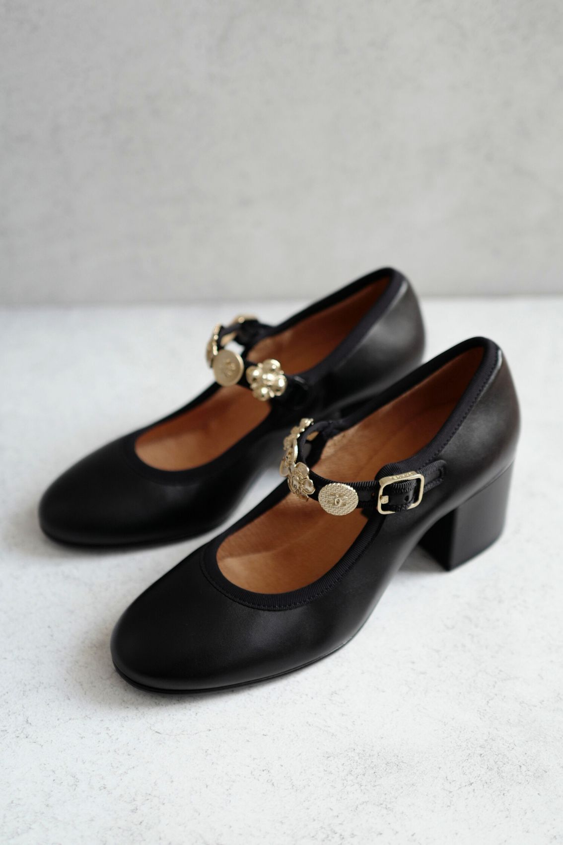 Chanel 24A Metiers D’art Black Leather Mary Jane Heels Gold Charms Size38 BNIB