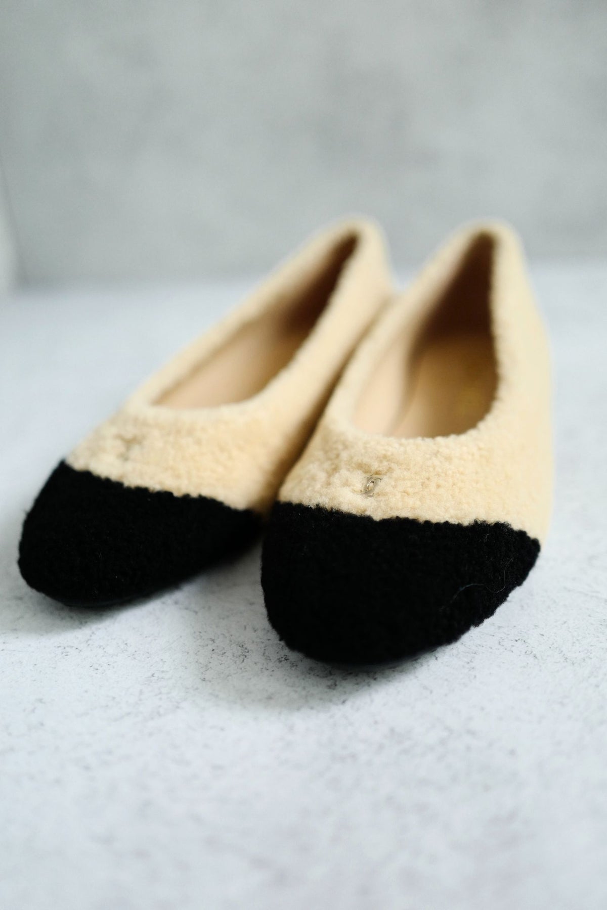 Chanel 26N Coco Neige Ballet Flats Shearling Lambskin Light Beige Black Sz 38