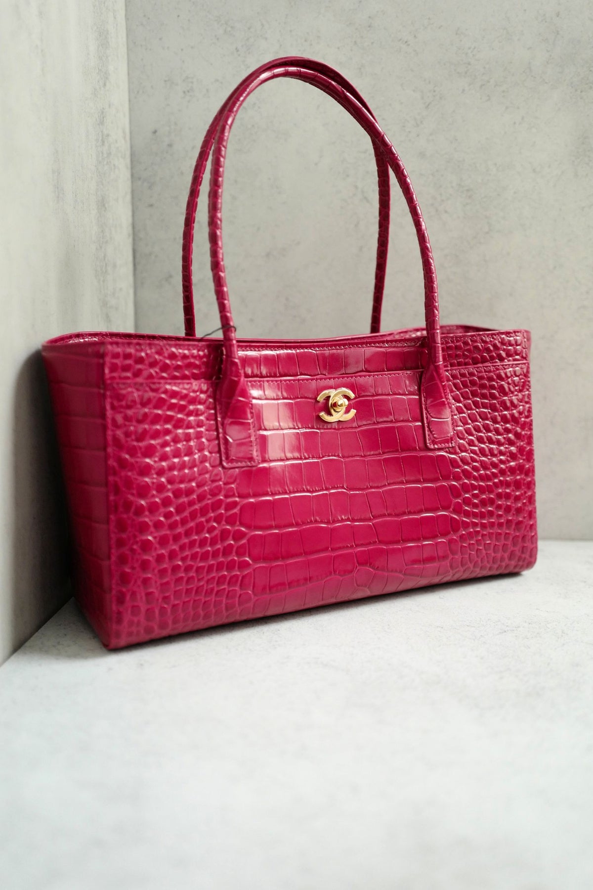 NEW Chanel 26K Matthieu Blazy's Small Tote Fuchsia Croc Embossed Calfskin GHW