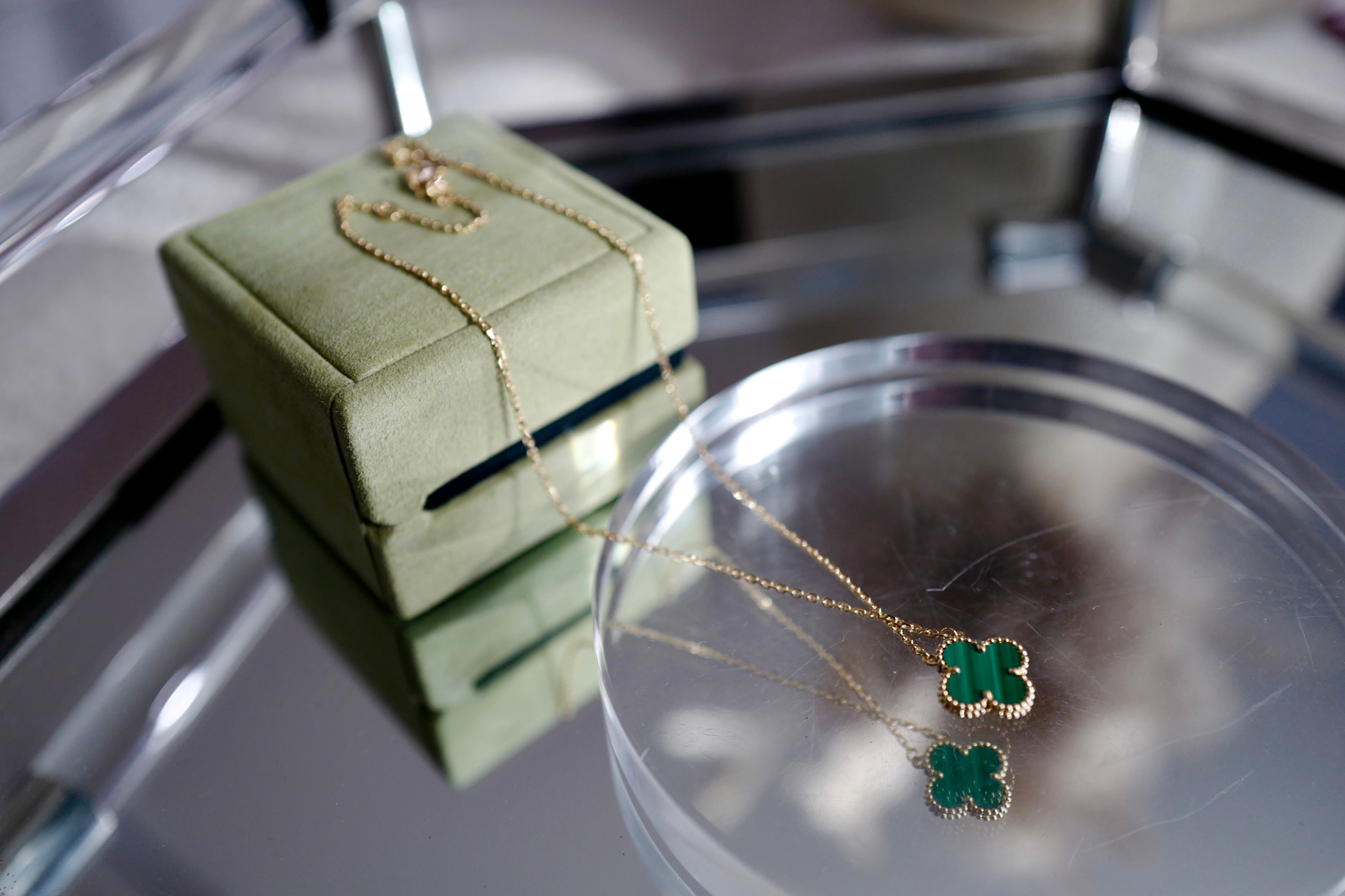 BNIB Van Cleef & Arpels Alhambra Malachite Pendant Necklace in 18K Yellow Gold