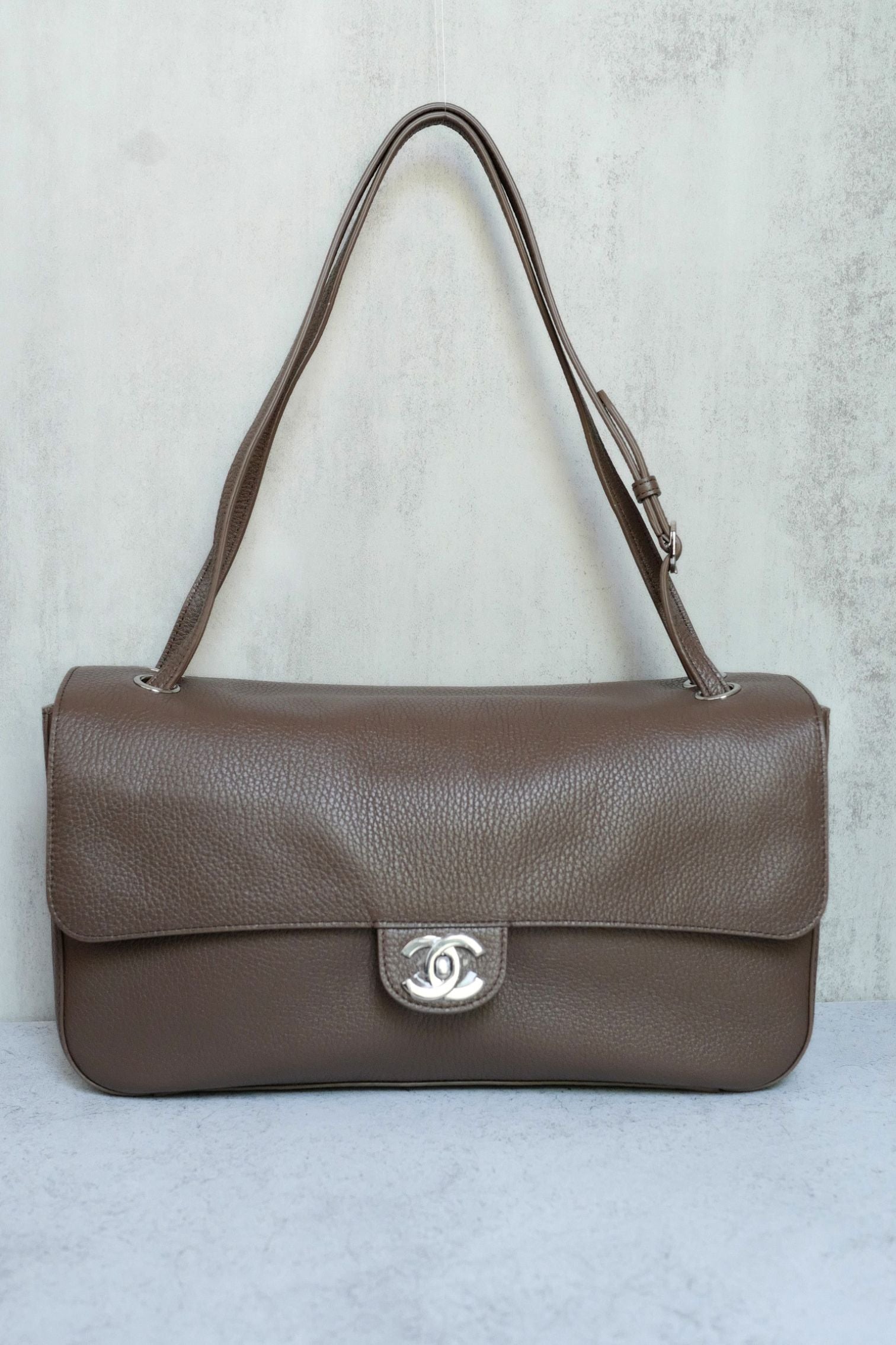 Chanel 26S Matthieu Blazy Maxi 32 Flapbag Light Brown Grained Calfskin Silver HW