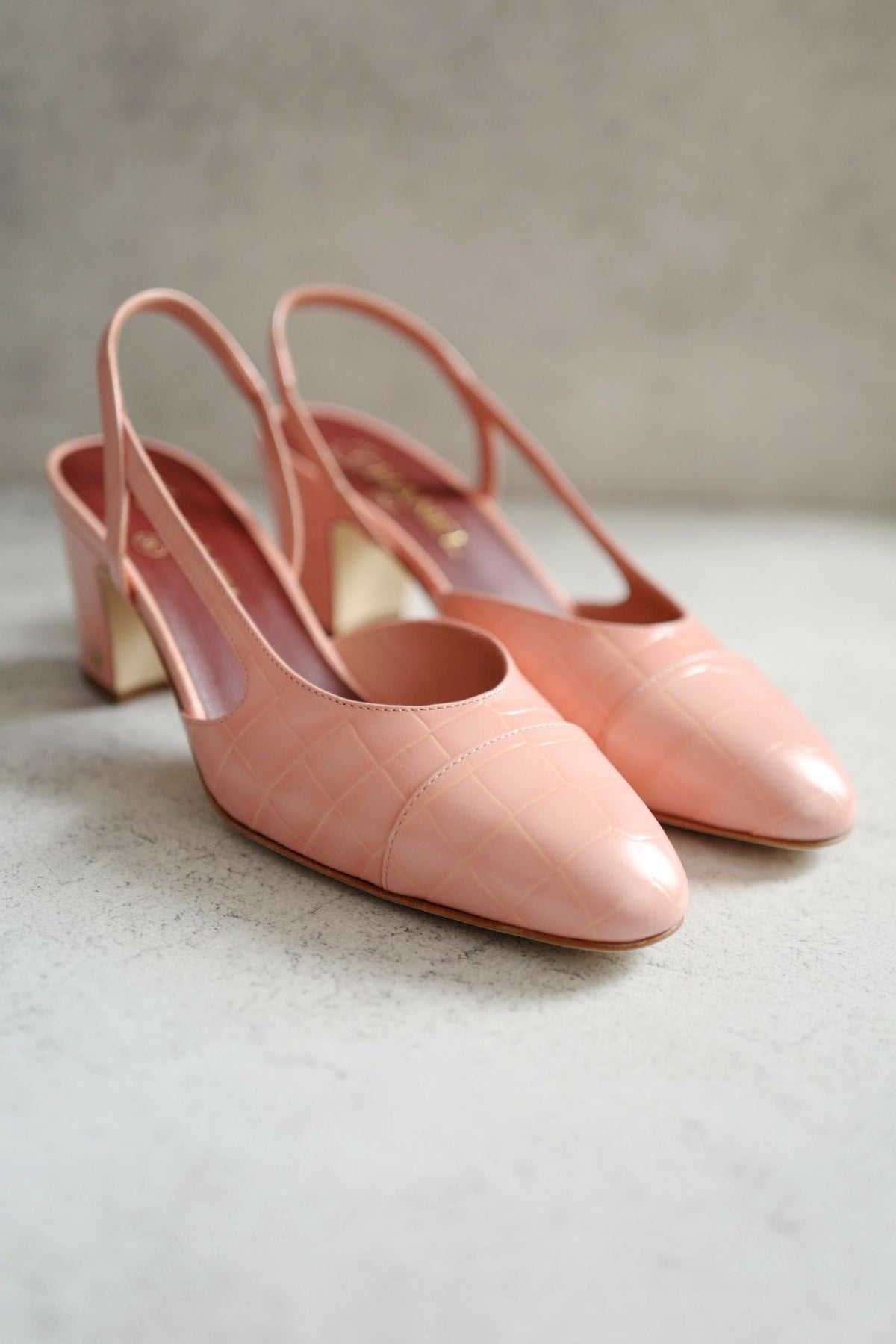 Chanel 26K Slingbacks Heels Rose Clair Croc Embossed Calfskin Size 38