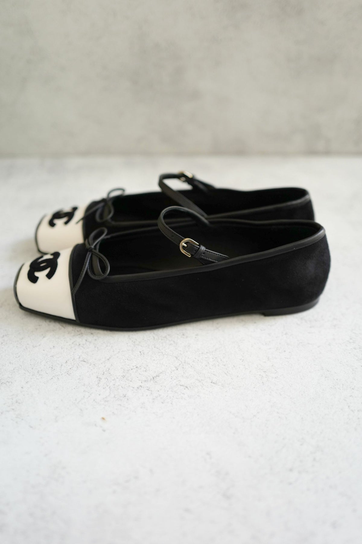 NEW Chanel 26K Flat Shoes Mary Jane Black White Suede Goat &Calfskin Size 38.5