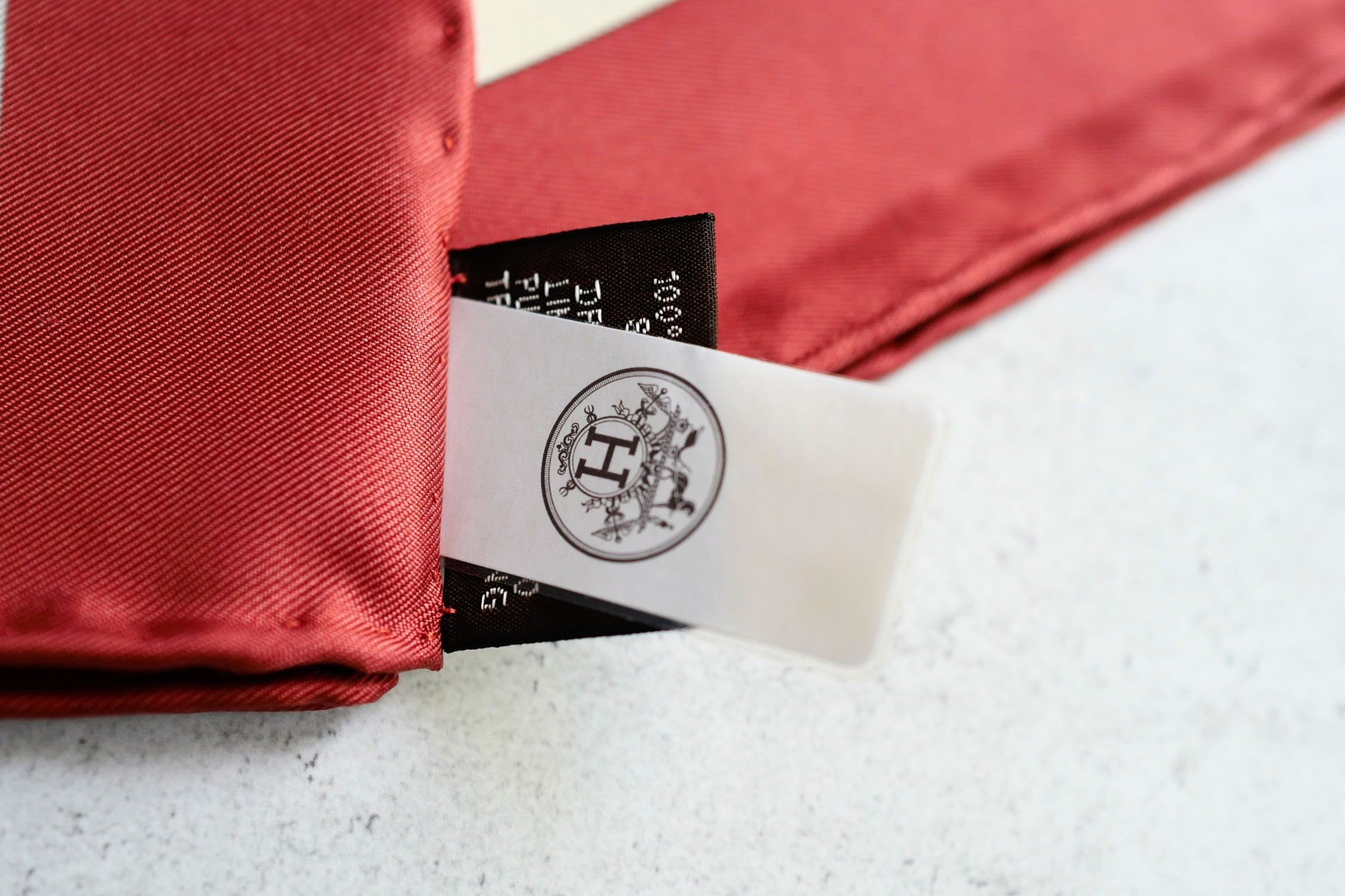 Hermès Scarf Attelage en Arbalete Forever Rouge Cuit/Grège/Alezan 100% Silk 90