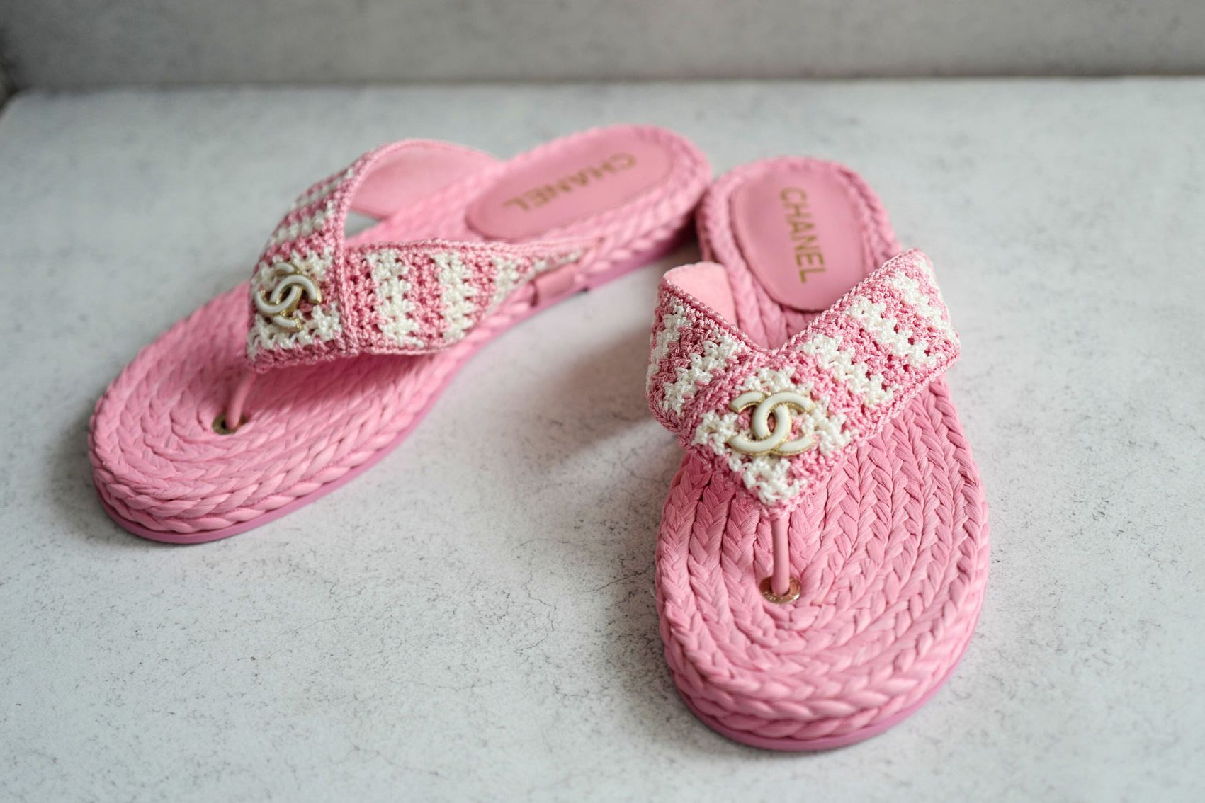 BNIB Chanel 24M Coco Neige beach Collection Pink Crochet Thong Sandal 38 NEW