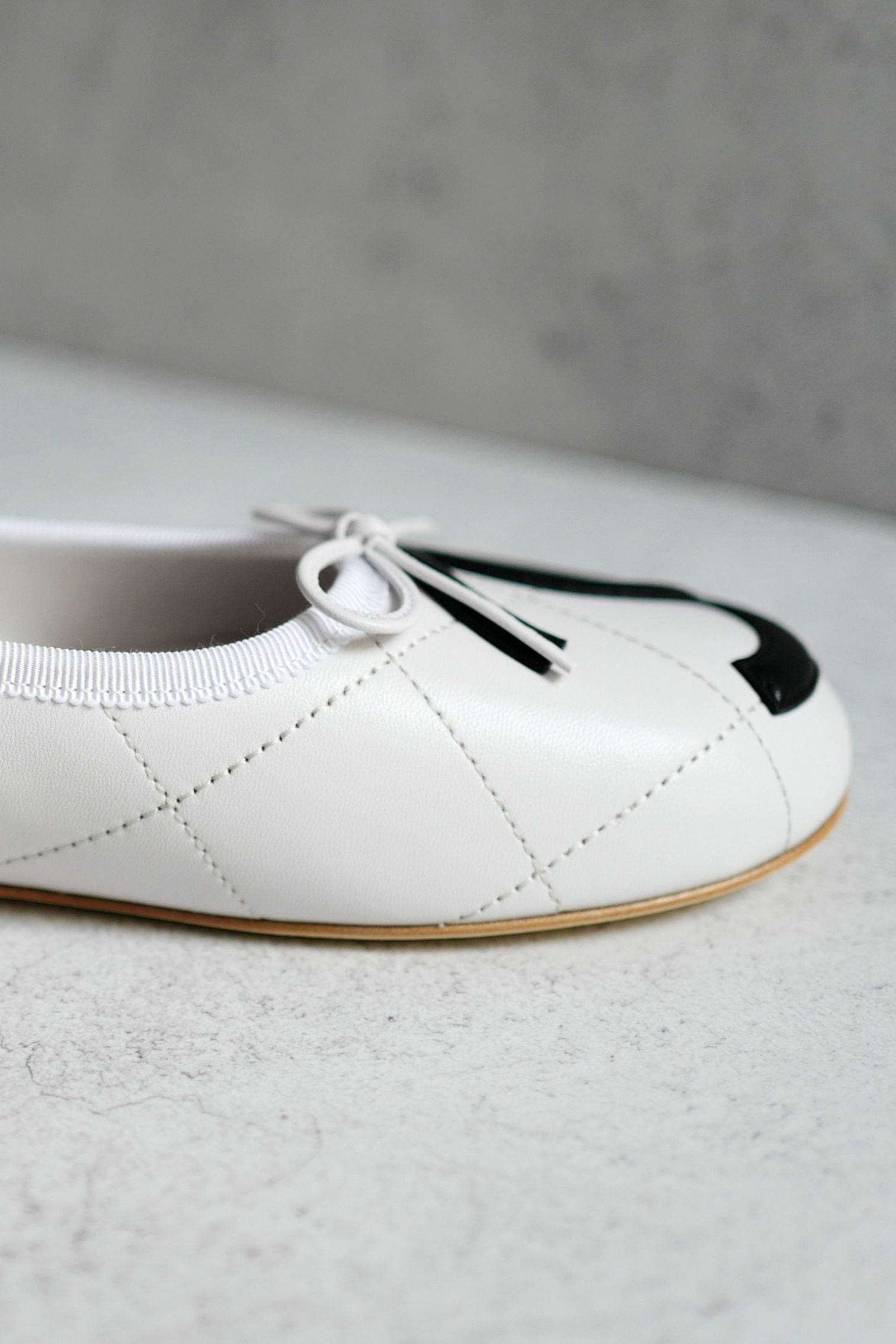 Chanel 26M Coco Beach Ballet Flats White Black Lambskin Size 39