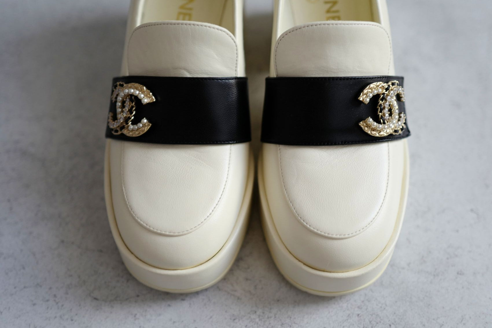 BNIB CHANEL 23C Ivory/Black Crystal CC Logo Moccasin Loafers 37.5