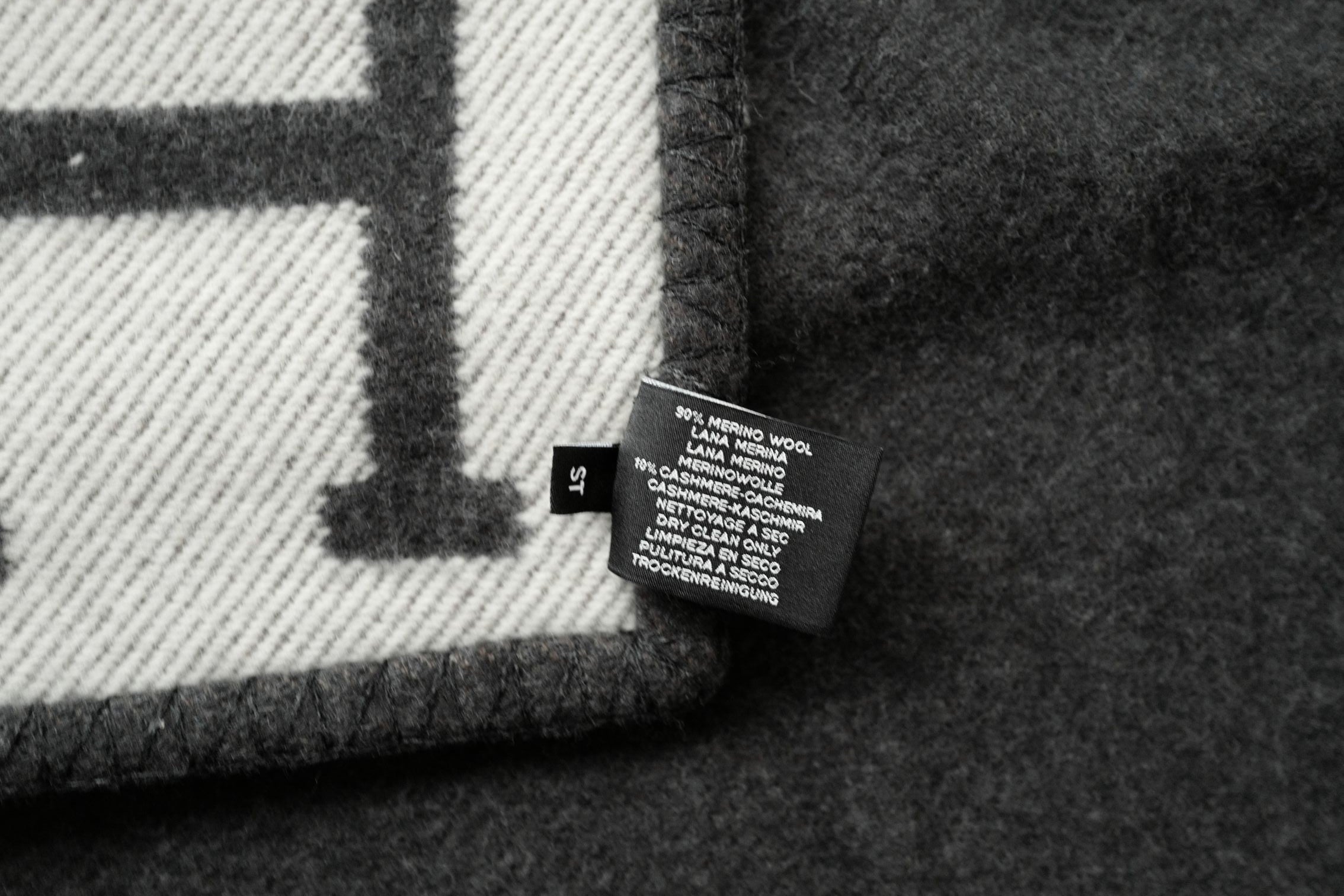 NEW Hermes Avalon Throw Blanket Ecru Gris Foncé Jacquard Merino Wool Cashmere