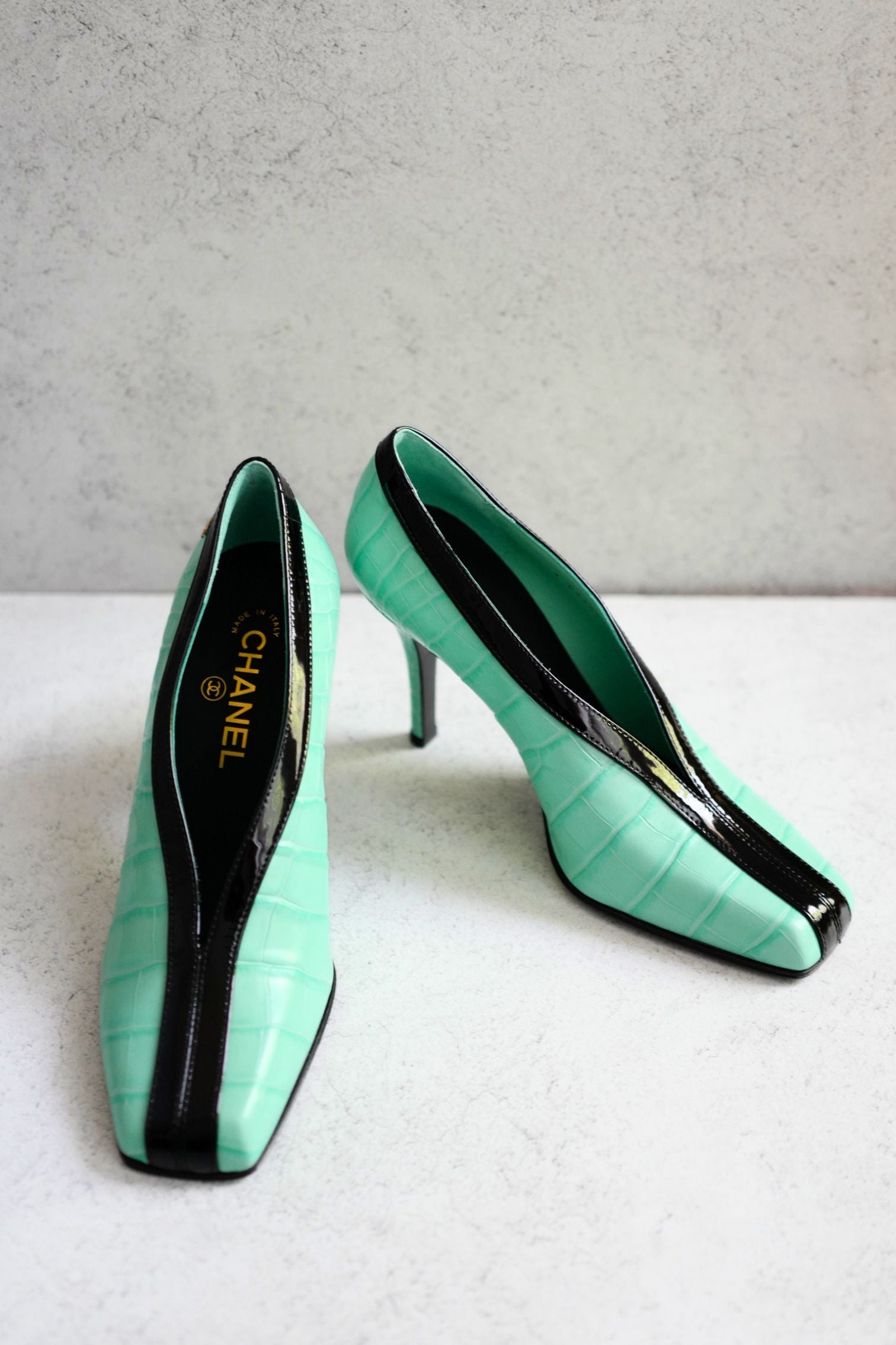 Chanel 26S Pumps Matthieu Blazy's Black/Green Crocodile Embossed Size 38
