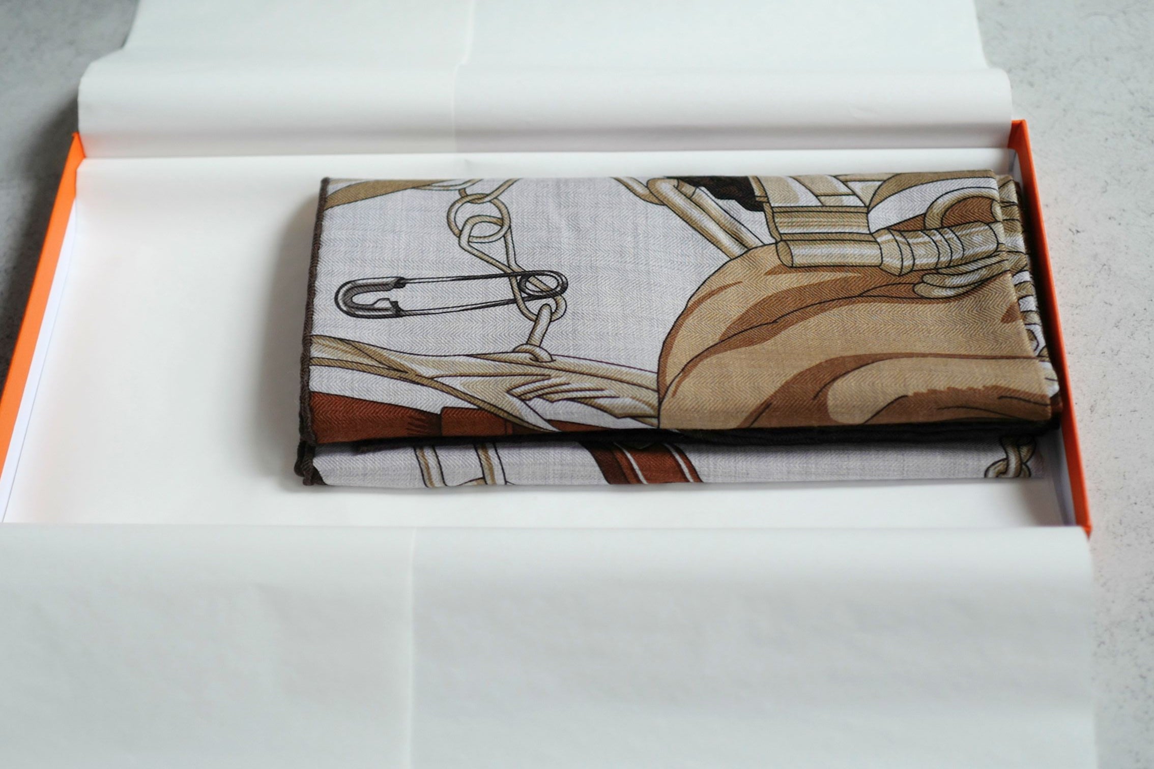 NEW Hermès Cheval Heavy Metal Scarf 100 Cashmere Silk Gris Clair / Kraft / Caramel