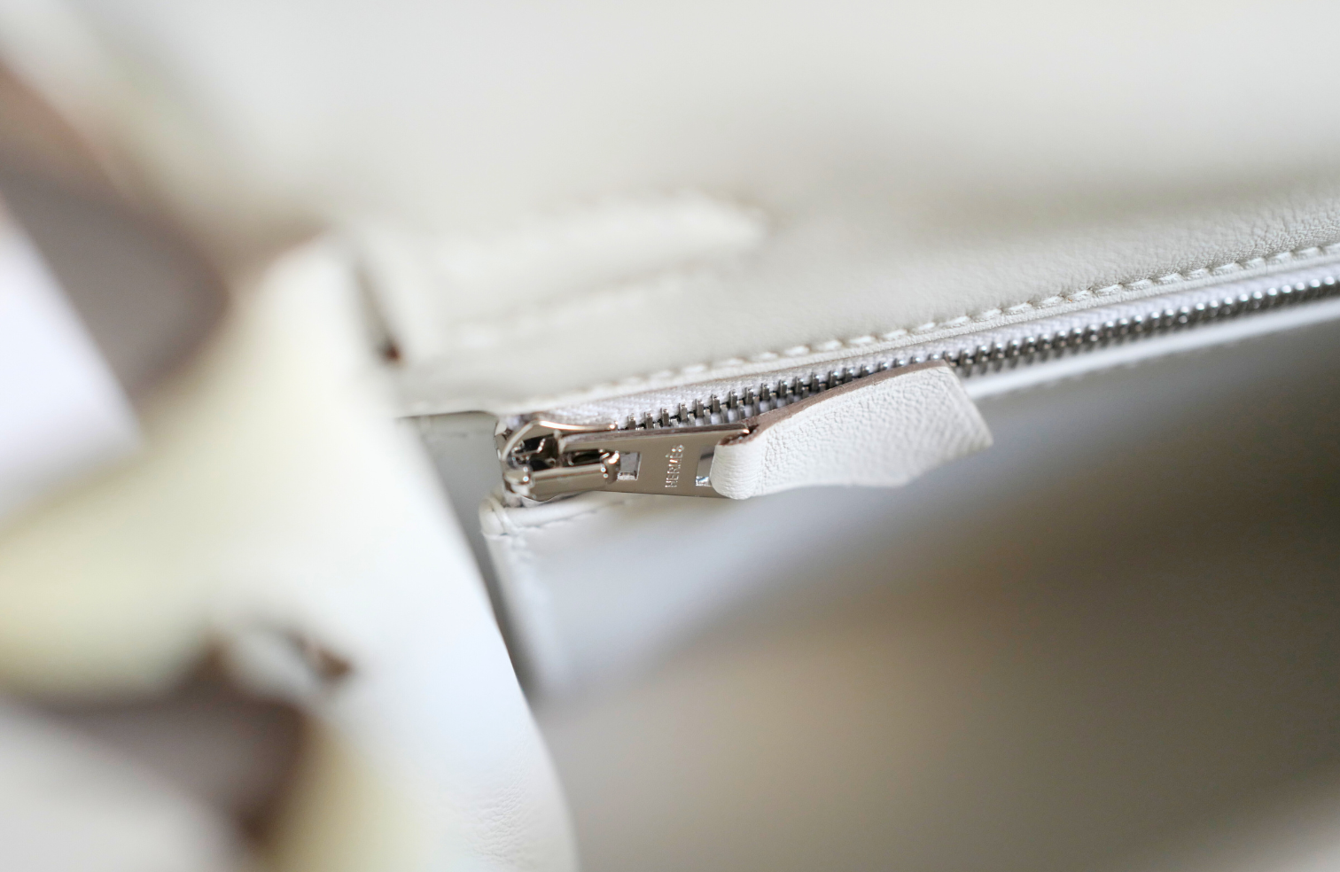 BNIB Hermès Kelly 25 Sellier Tartan Pattern White Leather Handbag With Palladium Hardware