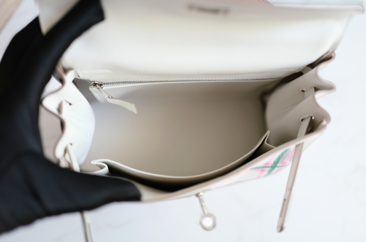 BNIB Hermès Kelly 25 Sellier Tartan Pattern White Leather Handbag With Palladium Hardware
