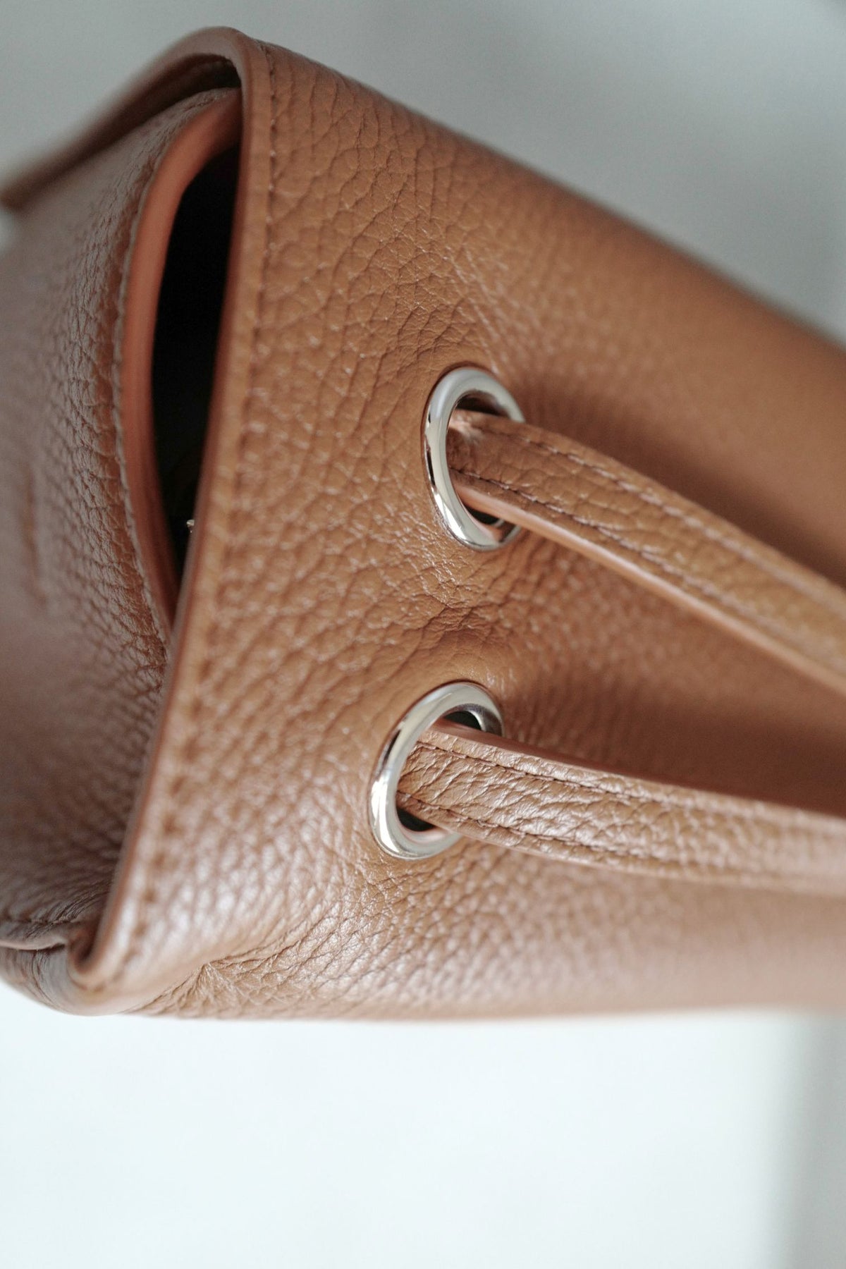 Chanel 26A Matthieu Blazy Maxi 38 Flapbag Camel Grained Calfskin Silver HW