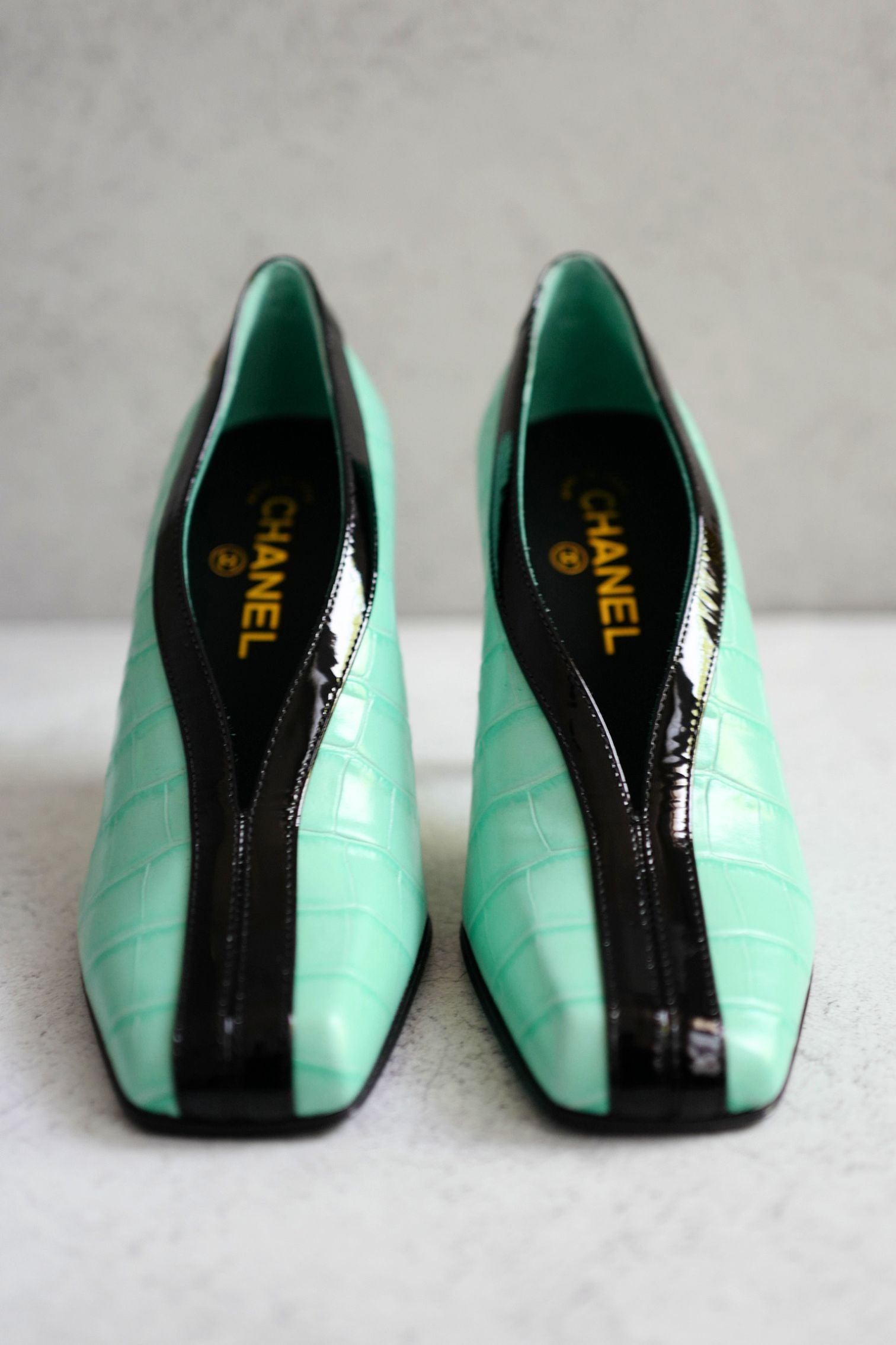 Chanel 26S Pumps Matthieu Blazy's Black/Green Crocodile Embossed Size 38