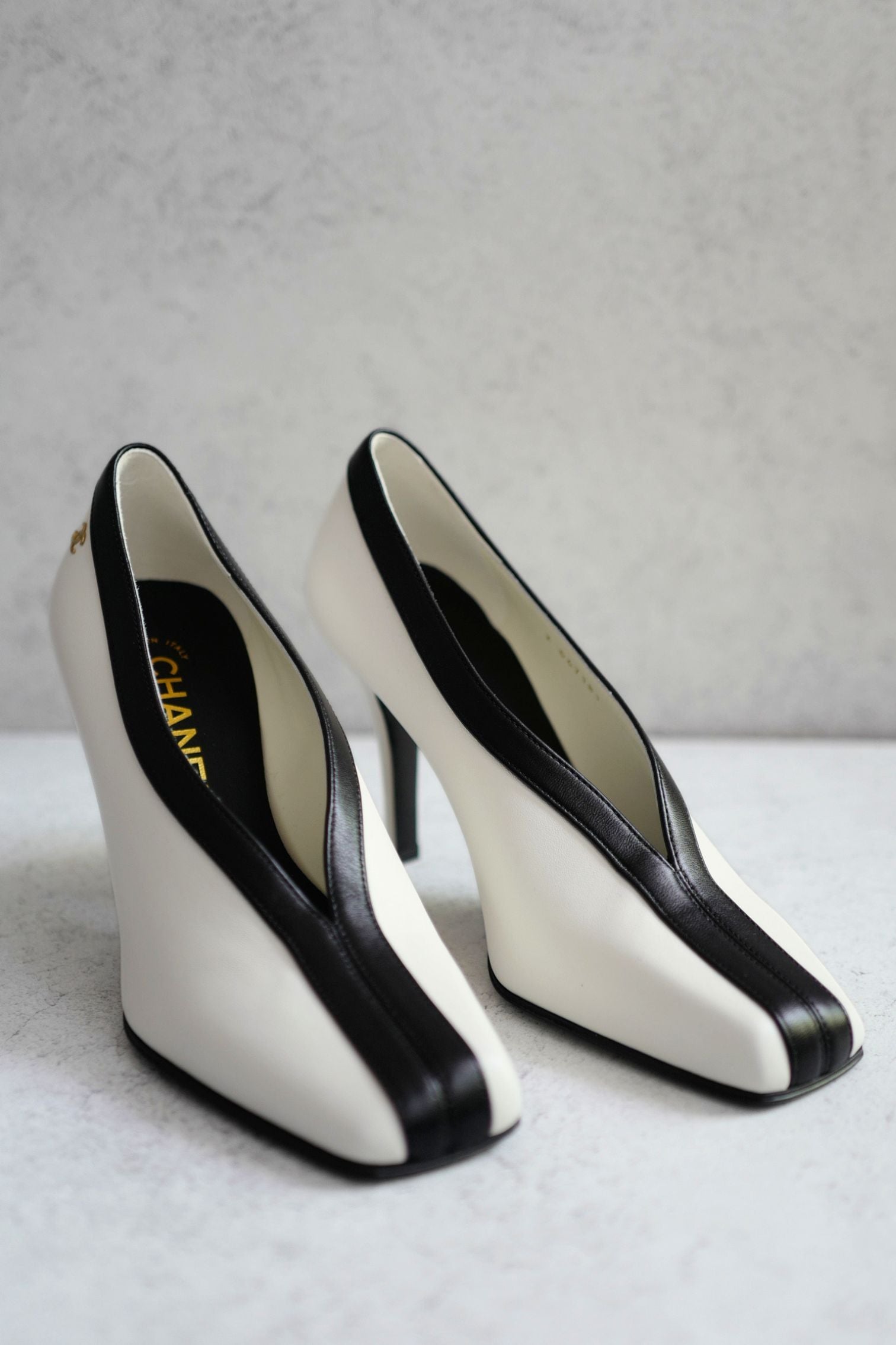 Chanel 26S Pumps Matthieu Blazy's White Lambskin Size 36.5c