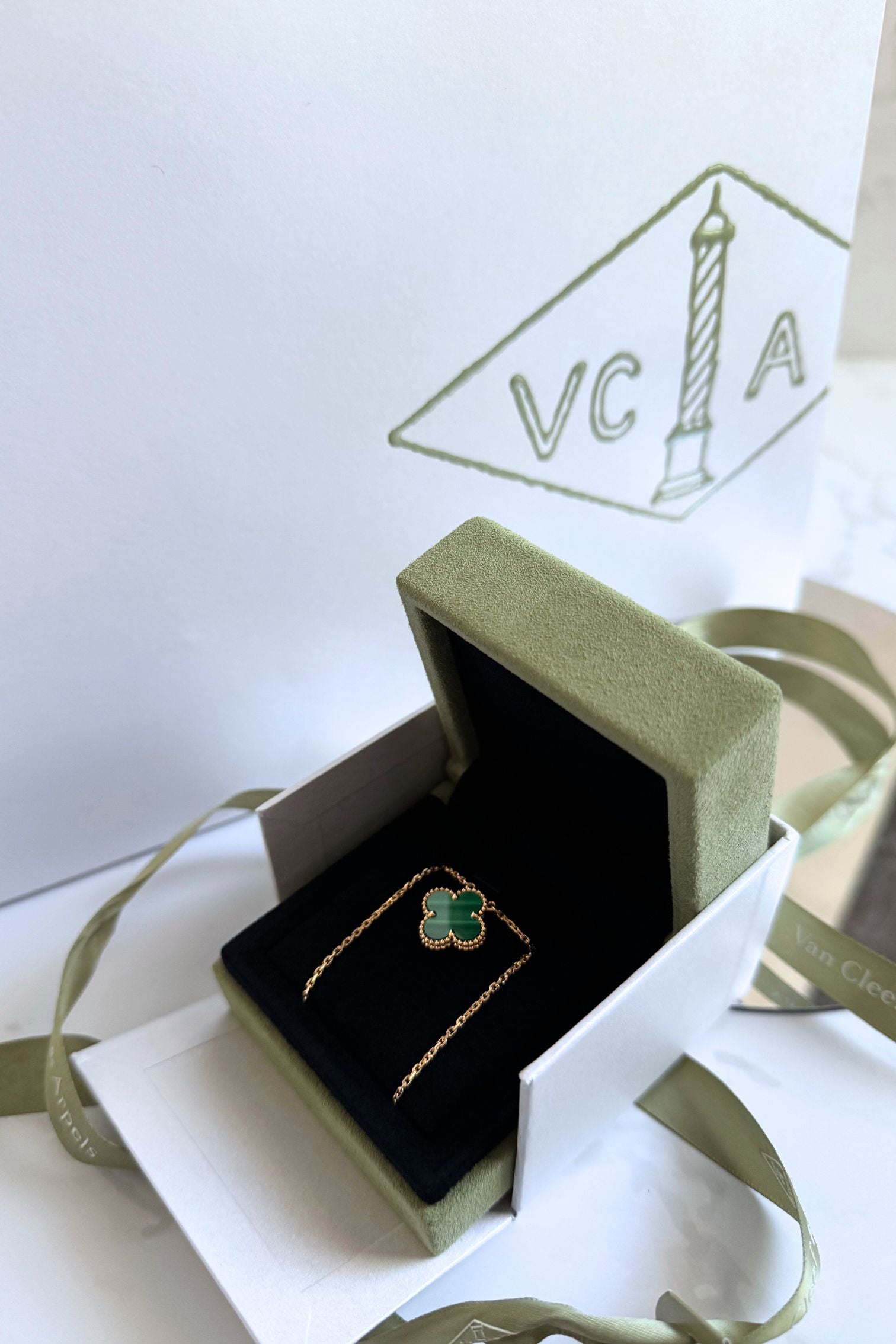 BNIB Van Cleef & Arpels Alhambra Malachite Pendant Necklace in 18K Yellow Gold