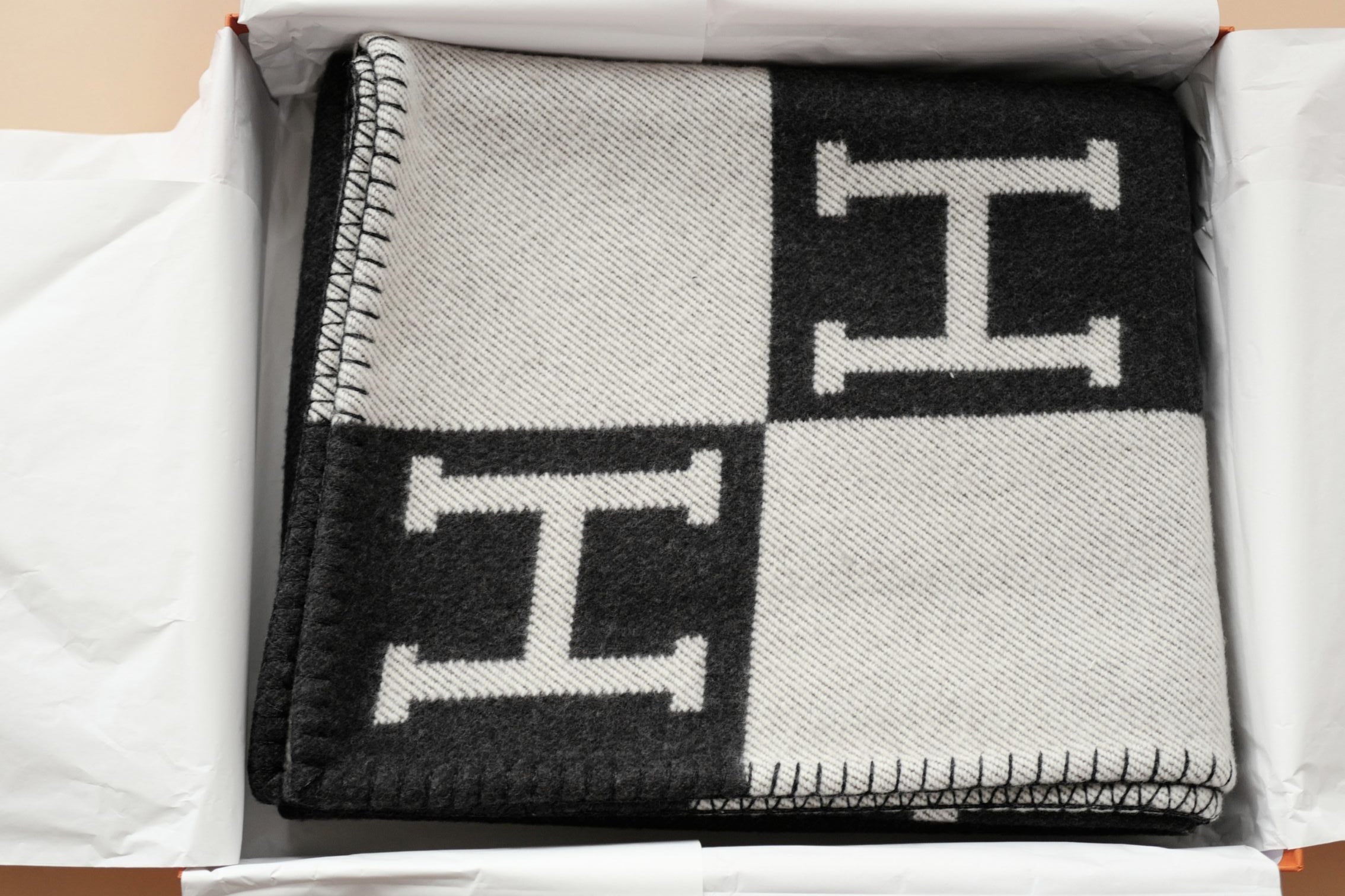 NEW Hermes Avalon Throw Blanket Ecru Gris Foncé Jacquard Merino Wool Cashmere
