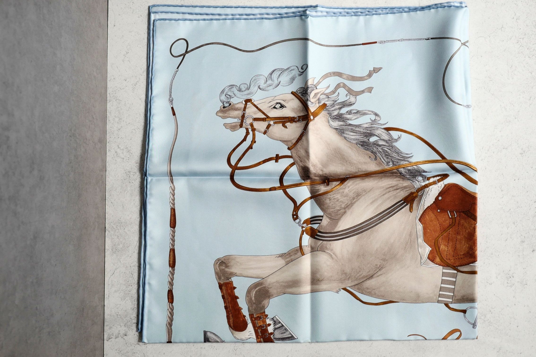 Hermès Grand Galop Scarf 90 Bleu Ciel / Gris / Cuir 100% Silk