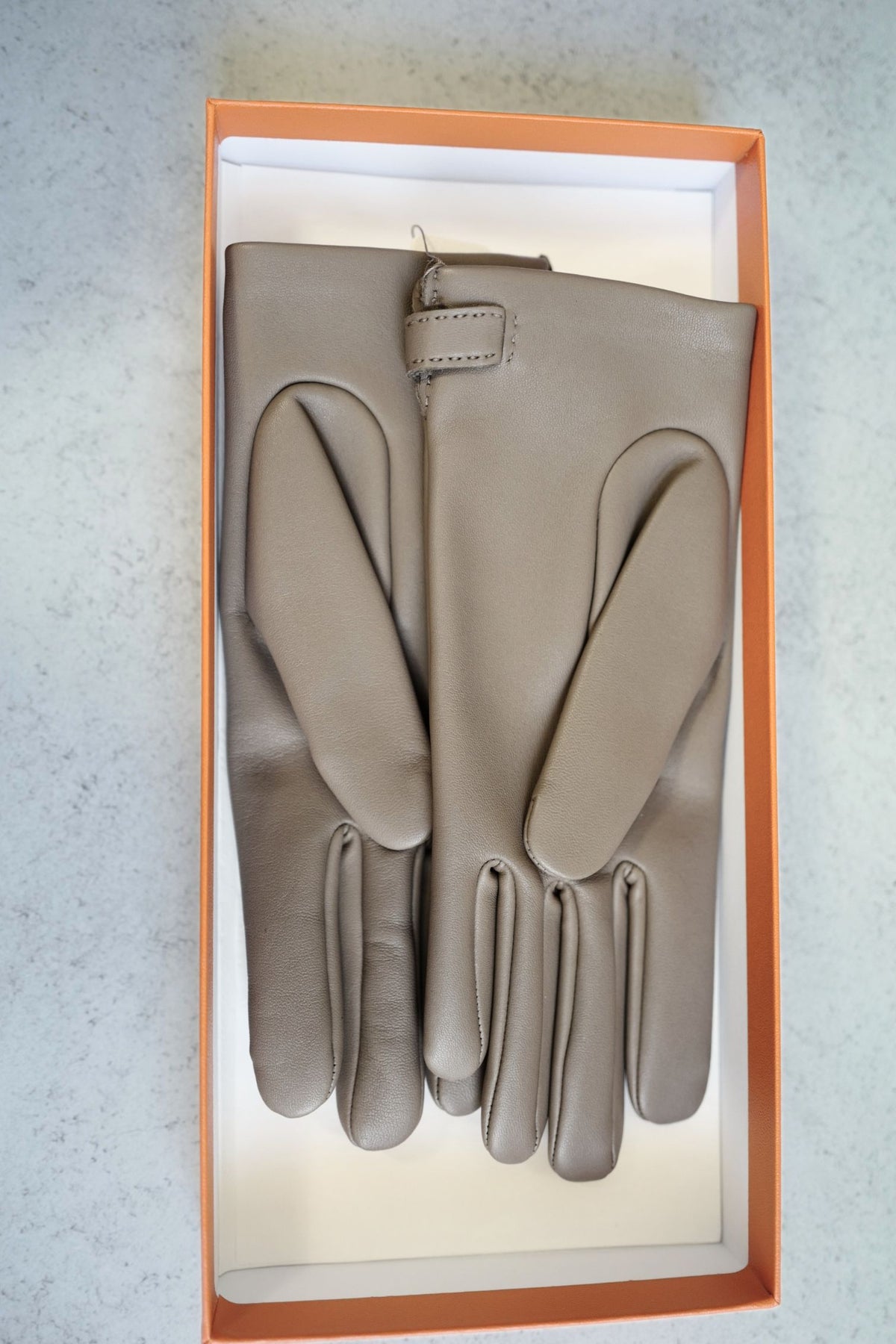 Hermès Hommage Gloves Lambskin Leather with Silk Lining Etoupe Size 70