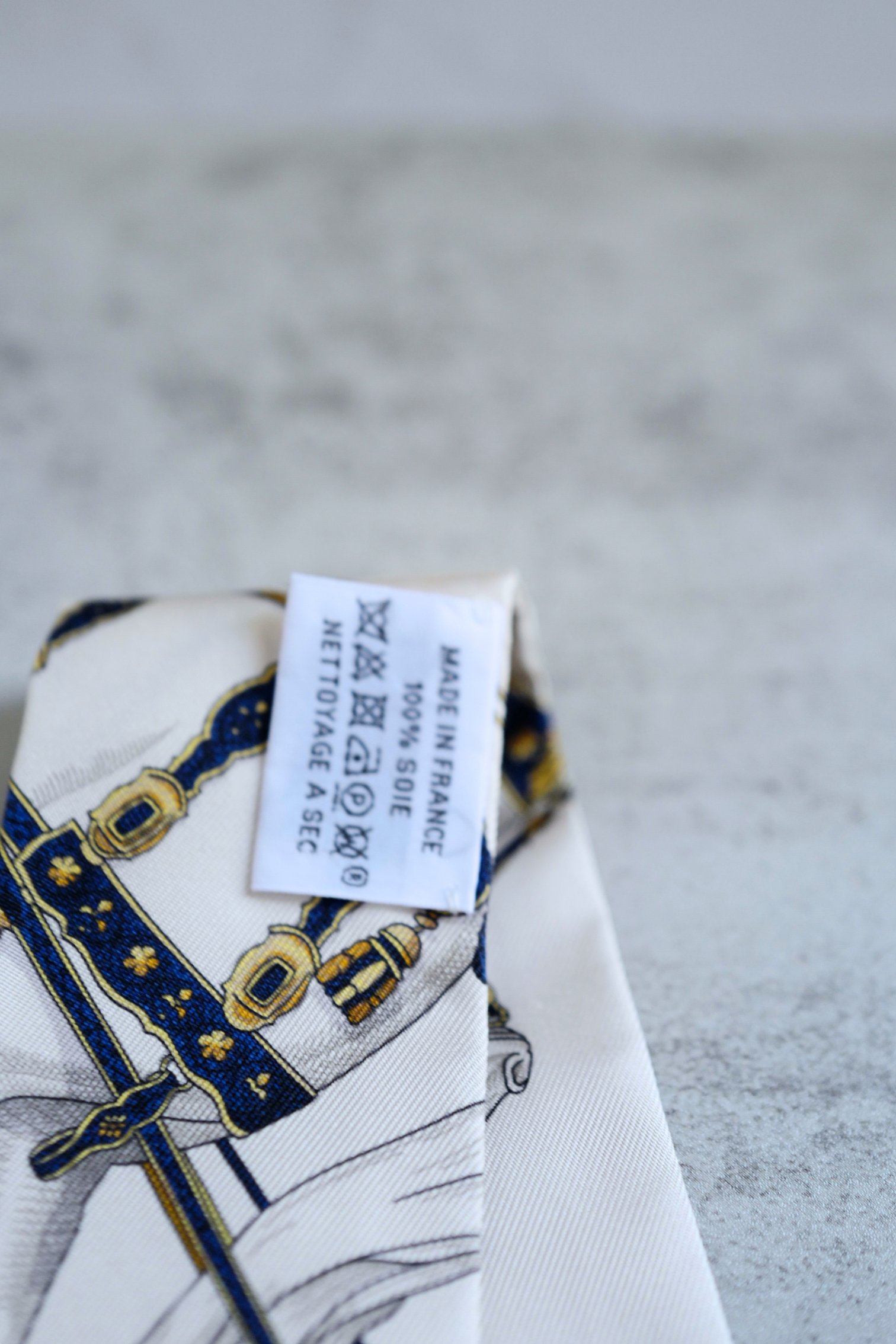 Hermès Twilly Grand Apparat Scarf Ivoire Marine Rose 100% Silk Twill