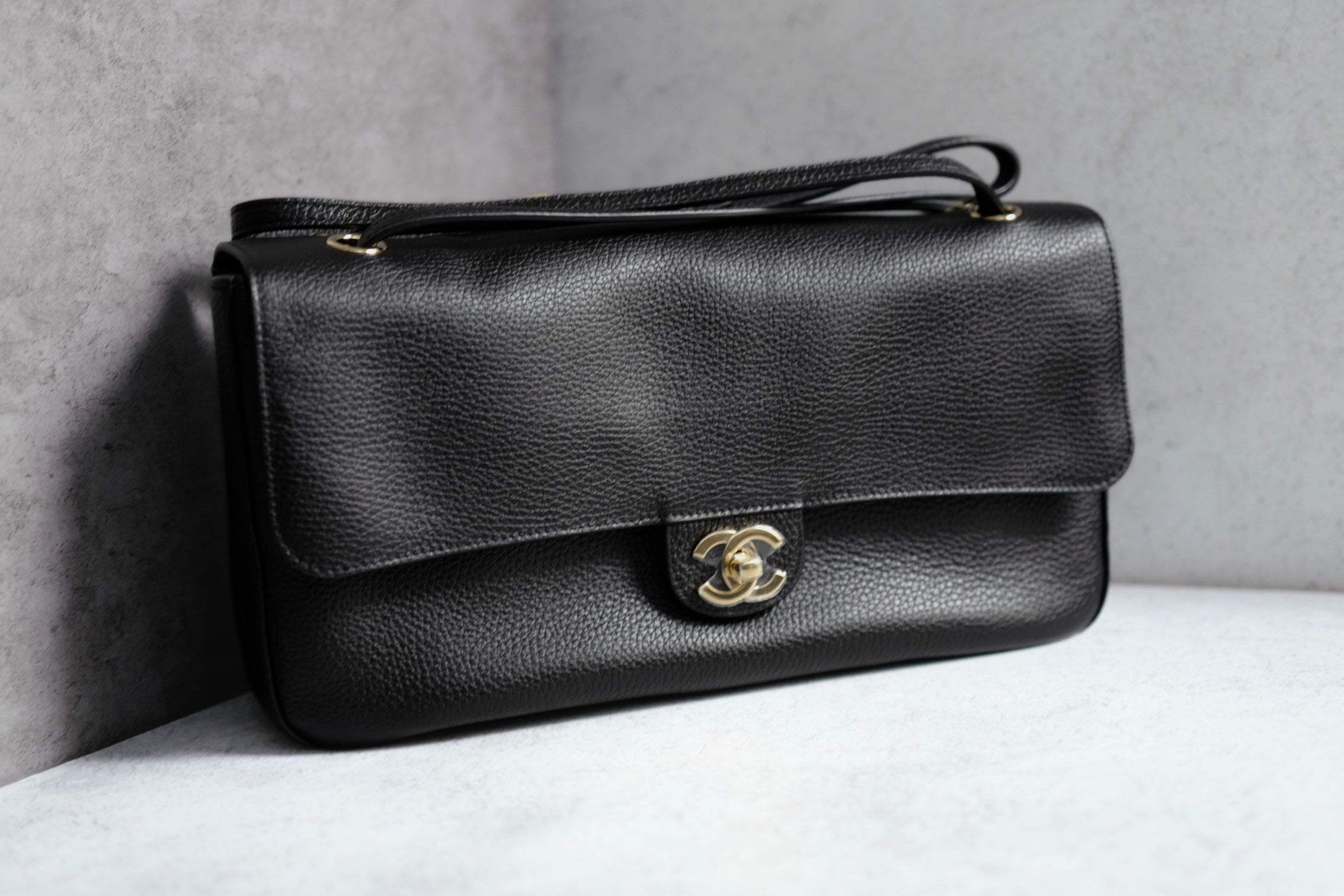 Chanel 26S Maxi 32 Flapbag "Matthieu Blazy" Black Grained Calfskin Gold Hardware