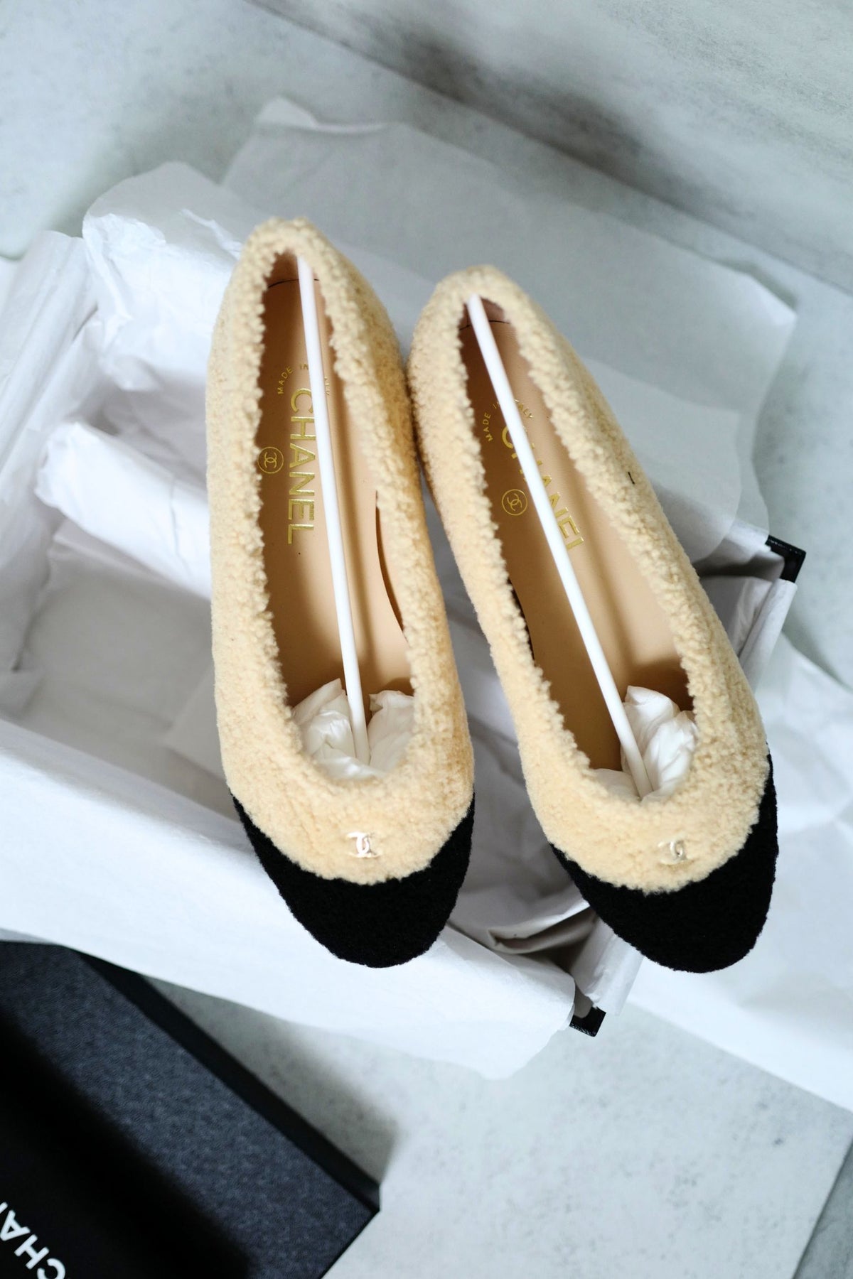 Chanel 26N Coco Neige Ballet Flats Shearling Lambskin Light Beige Black Sz 38