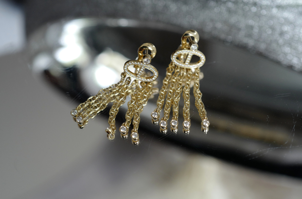BNIB Hermes Calypso dangling earrings dia yg 18K Sans