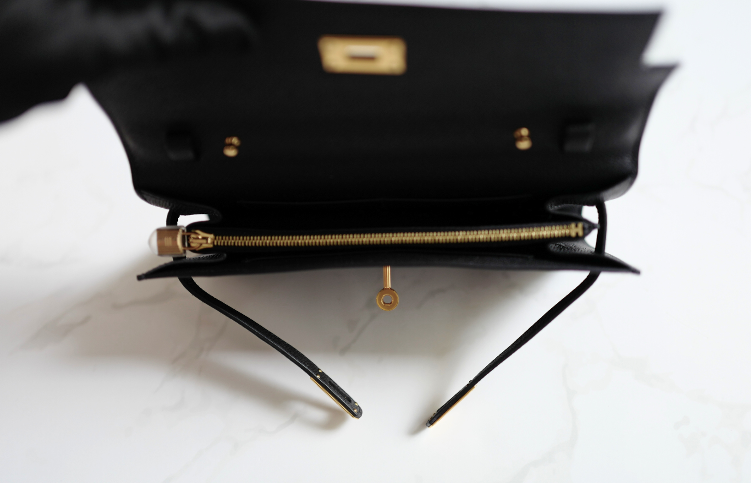 Hermes Sac Kelly To Go with crossbody strap in Black Epsom Gold HW