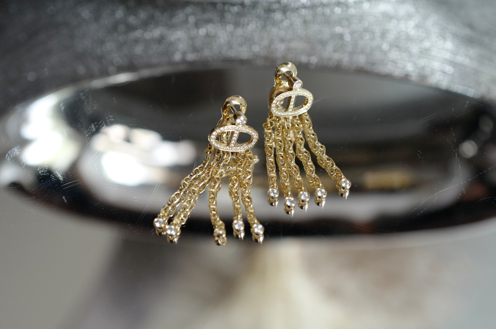 BNIB Hermes Calypso dangling earrings dia yg 18K Sans