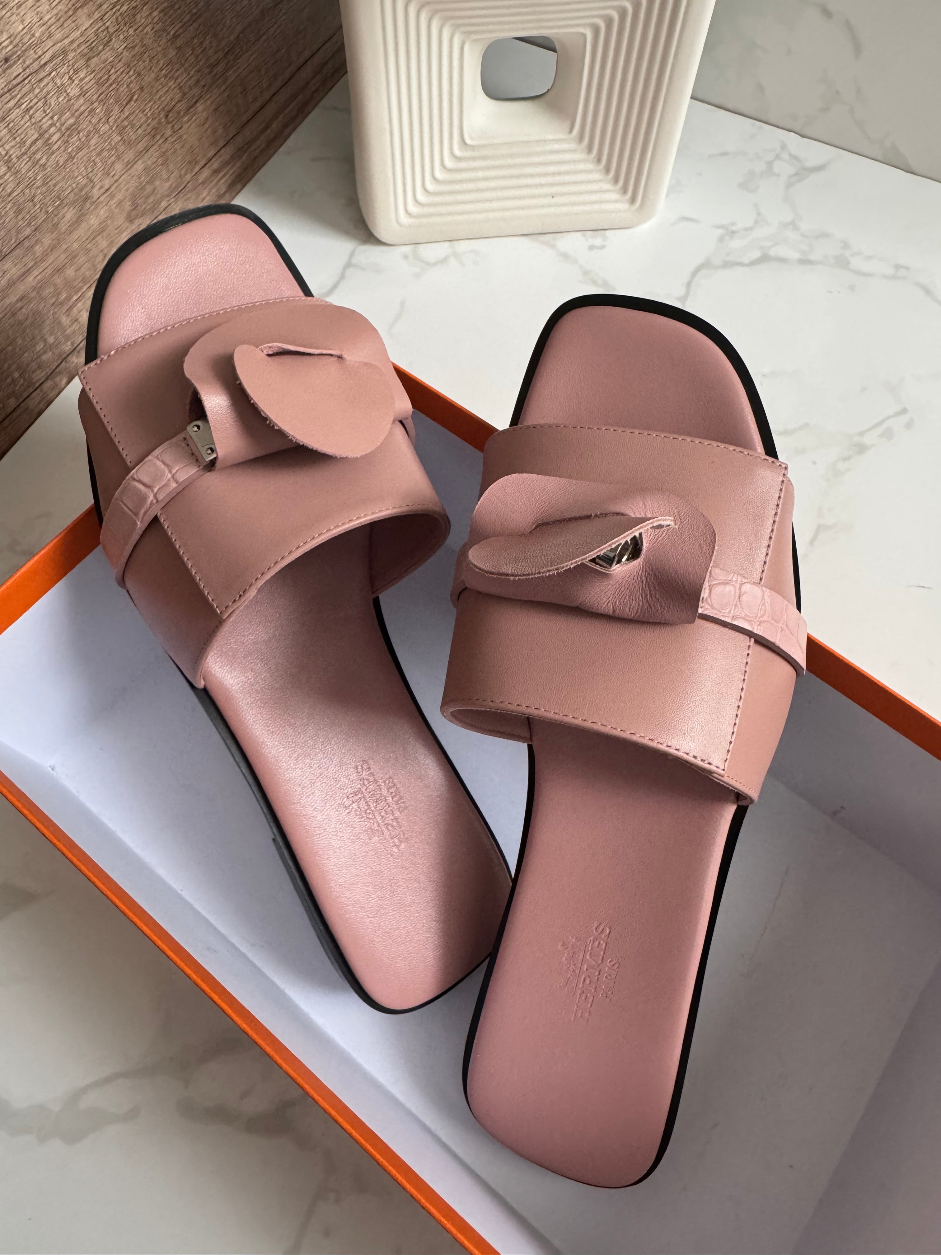 Brand New Hermès Giulia Sandal in Veau/Alli Mat Rose Aquarelle size 38.5