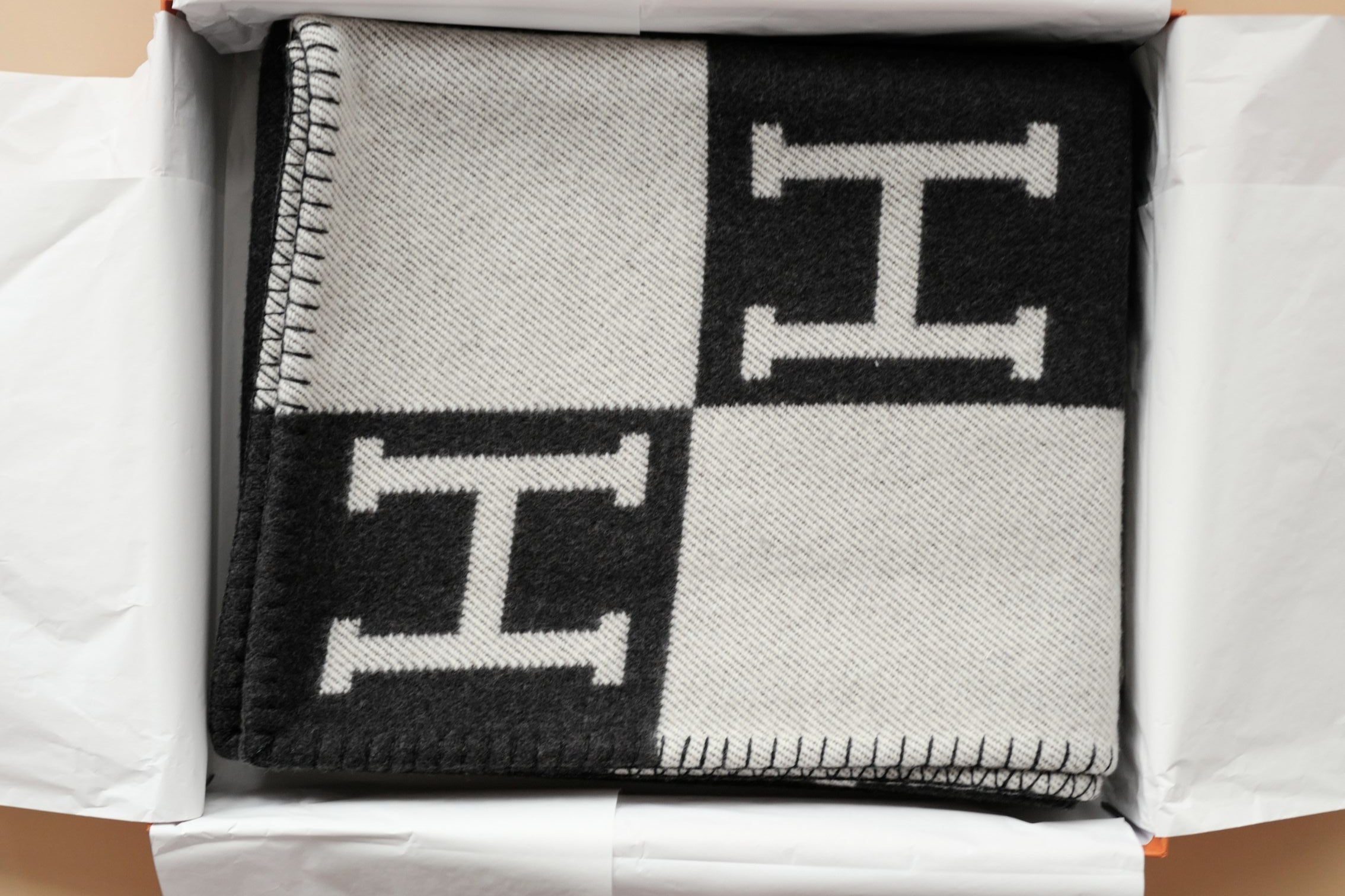 NEW Hermes Avalon Throw Blanket Ecru Gris Foncé Jacquard Merino Wool Cashmere