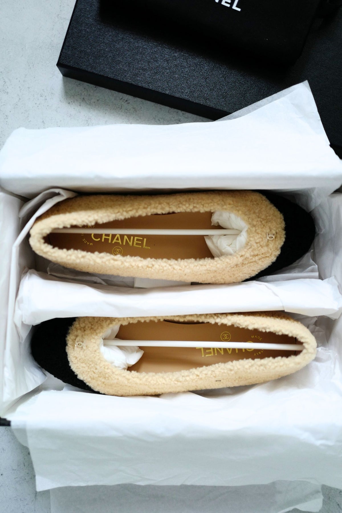 Chanel 26N Coco Neige Ballet Flats Shearling Lambskin Light Beige Black Sz 38