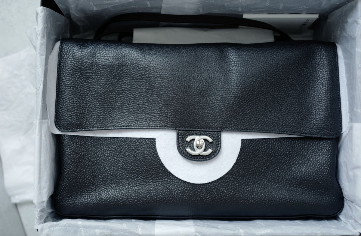 NEW Chanel 26S Maxi 38 Flapbag Black Grained Calfskin Silver Hardware