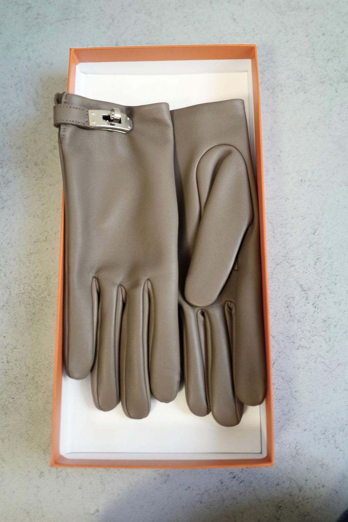 Hermès Hommage Gloves Lambskin Leather with Silk Lining Etoupe Size 70