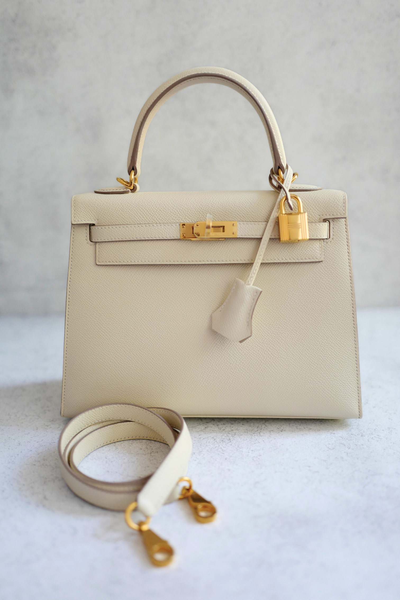 Hermès Kelly 25 Sellier Craie Epsom Leather with Gold Hardware Stamp U